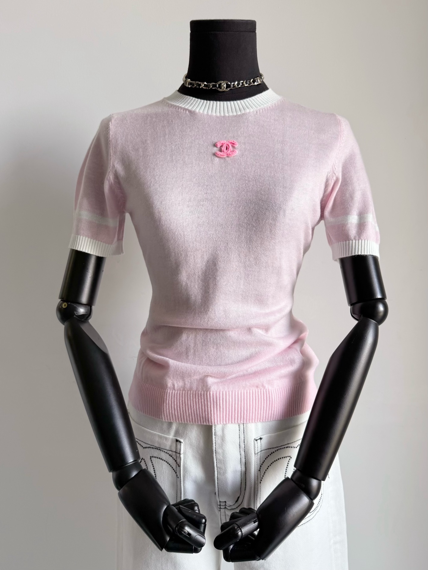 NO:466213,A knitted tee that is thin to the heart 'breathable knitted short sleeves'. Recommended quality controls will take it away. ~~ The classic contrasting elements are never out of date. Basic black + light pink. Paired with contrasting toothbrush embroidered three-dimensional logo. It is elastic and breathable. It is a model that celebrities and rich women like in summer. T-shirt, alexander wang19860909轻薄到心坎上的一件针织tee “会呼吸的针织短袖” 推荐品质控们都来收走它 ~~ 经典撞色元素永不过时 基础黑+淡粉色 搭配撞色牙刷刺绣立体小logo 富有弹力透气性十足 是名媛富婆们夏天钟意的款,,T-shirt,alexander wang,Women's clothing