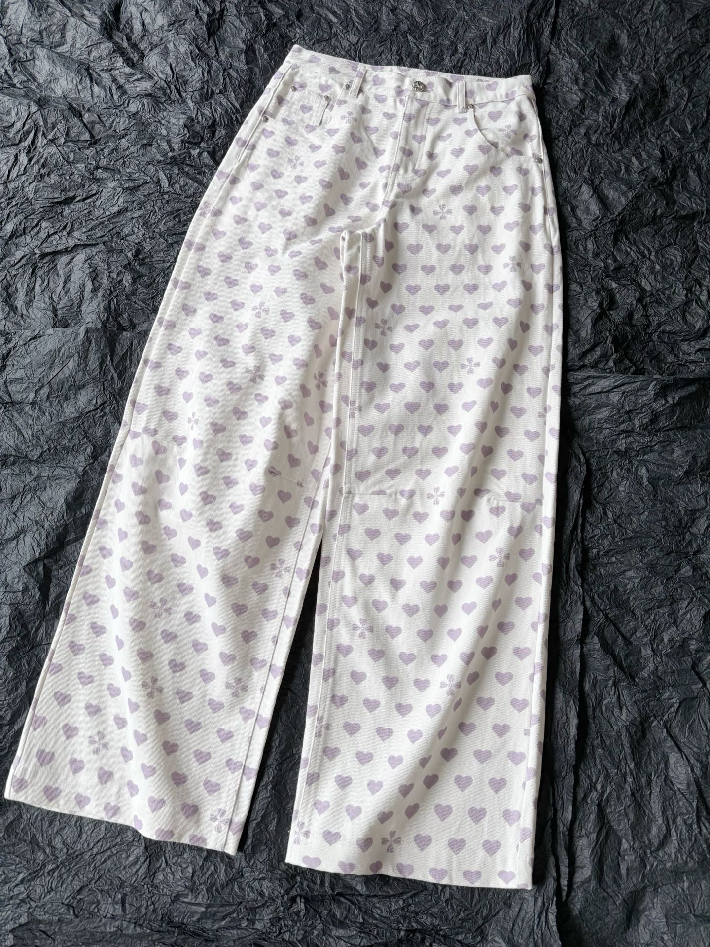 NO:477106,The super hard to buy TOKOKKINO love jeans I was lucky to buy again~~ Brands that were planted by many trendy celebrities Customized 1-model 1-size heavy denim cotton, durable and not easy to deform and distort, can withstand the test of time and washing machines, purple love print has a strong atmosphere, straight and wide-leg control is stylish, jeans, alexander wang19860909超难买的TOKOKKINO爱心牛仔裤 又被我幸运的入手了~~ 被众多潮人明星种草的牌子 定制1模1样高克重牛仔棉 经久耐穿不易变形走样 经得起岁月和洗衣机的人考验 紫色爱心印花氛围浓厚 直筒偏阔腿随意驾驭都有型,,jeans,alexander wang,Women's clothing