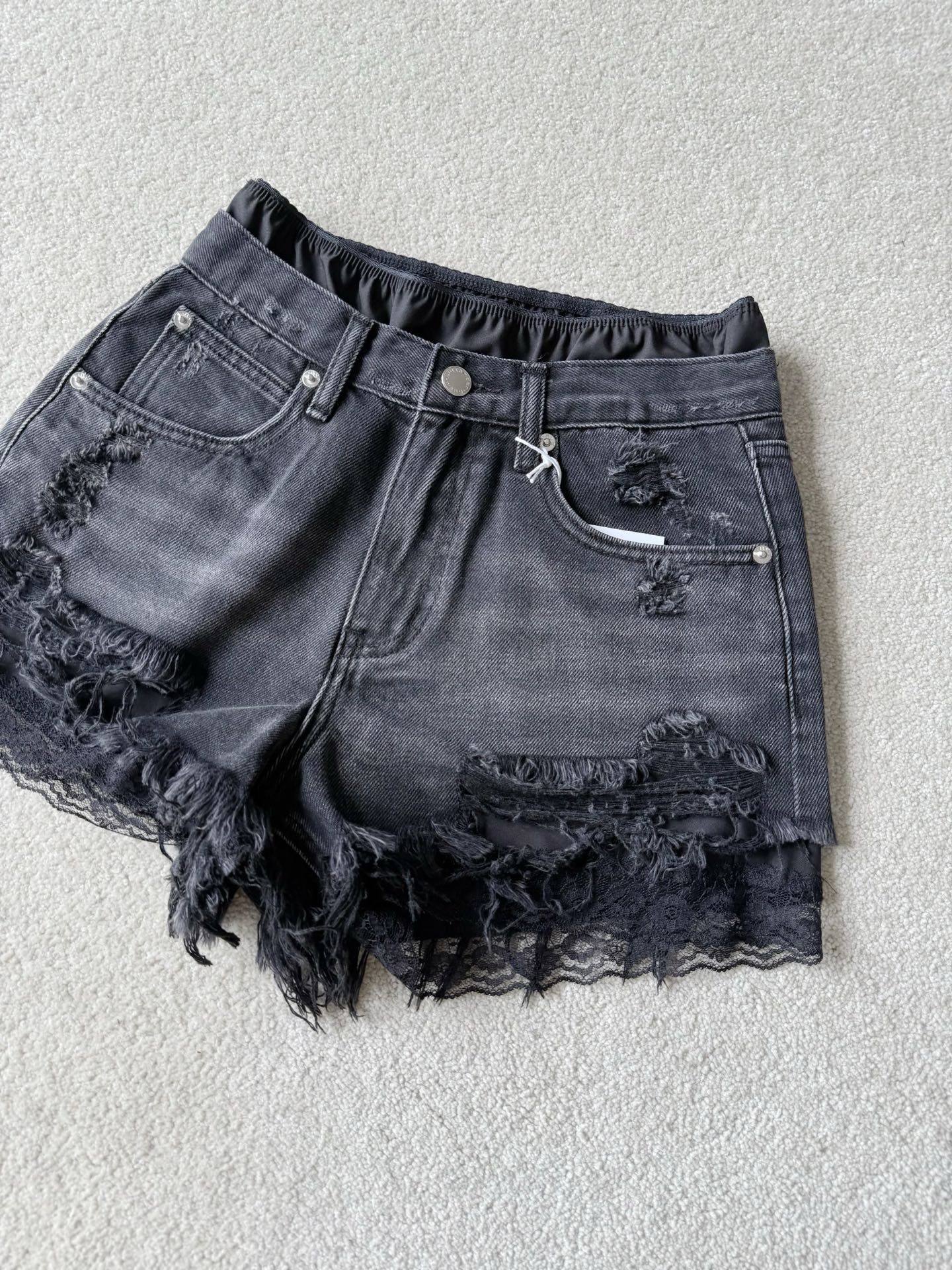 NO:499125,This year, I fell in love with aw's hot girl shorts. The last time I was before 2018~~ I can see that this year's design is indeed heart-warming. The soft and slightly elastic denim cotton lining is spliced ​​with imported lace shorts. It is a fake two-piece design and will not be stuffy. The hem is hand-worn details/old washing water. The three-dimensional A-line ultra-shorts cut makes the legs infinitely elongate. Both black and gray/blue and white are recommended., shorts, alexander wang19860909今年再一次爱上aw的辣妹短裤 上一次还是2018年之前了~~ 看得到今年的设计确实走心 一致柔软富有微弹力的牛仔棉 内衬拼接进口蕾丝短裤 是假两件的设计并不会闷热 下摆手工磨破细节/做旧洗水 立体A字超短裤剪裁把腿无限拉长 黑灰色/蓝白色都推荐,,shorts,alexander wang,Women's clothing