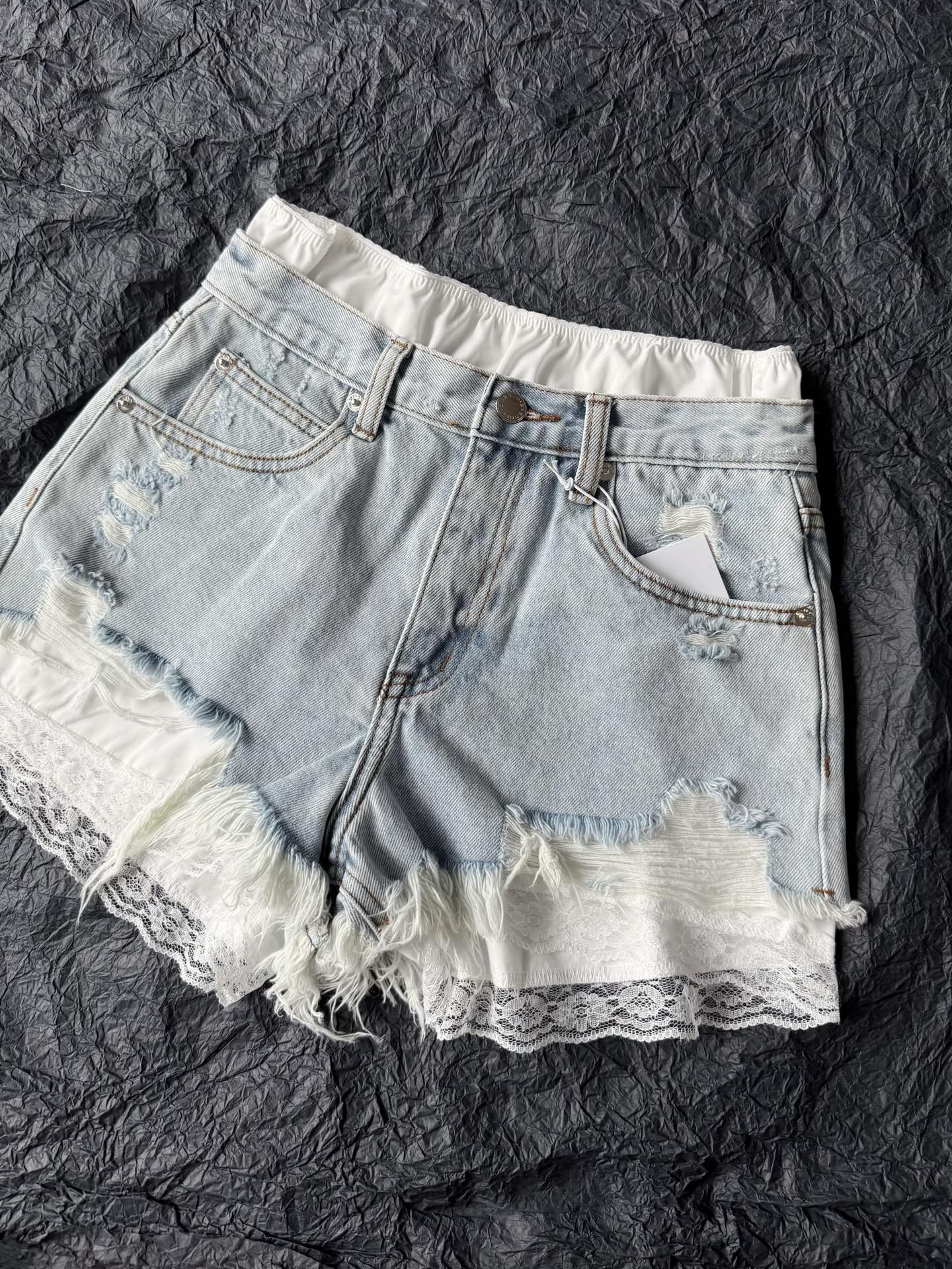 NO:499117,This year, I fell in love with aw's hot girl shorts. The last time I was before 2018~~ I can see that this year's design is indeed heart-warming. The soft and slightly elastic denim cotton lining is spliced ​​with imported lace shorts. It is a fake two-piece design and will not be stuffy. The hem is hand-worn details/old washing water. The three-dimensional A-line ultra-shorts cut makes the legs infinitely elongate. Both black and gray/blue and white are recommended., shorts, alexander wang19860909今年再一次爱上aw的辣妹短裤 上一次还是2018年之前了~~ 看得到今年的设计确实走心 一致柔软富有微弹力的牛仔棉 内衬拼接进口蕾丝短裤 是假两件的设计并不会闷热 下摆手工磨破细节/做旧洗水 立体A字超短裤剪裁把腿无限拉长 黑灰色/蓝白色都推荐,,shorts,alexander wang,Women's clothing