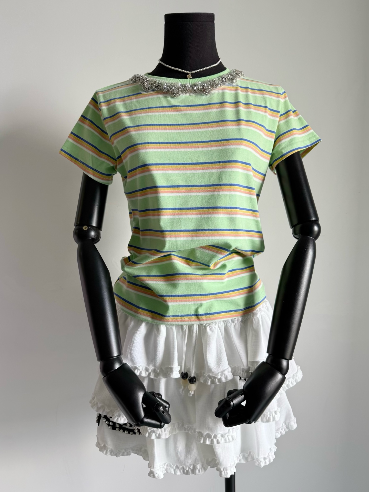 NO:484315,Different from the existing summer tee in the wardrobe, its tone and design make me soft. ~~ Super white misaligned green stripes. A circle of heavy industry imported diamonds on the neckline. The sewing workers are superb. Every piece is full of praise. The front shoulder H line makes people look slimming and head-shoulder comparison. You can match any shorts or skirt. Skirts, shorts, alexander wang19860909区别于衣橱已有的夏季tee 它的色调和设计都让我心软 ~~ 超显白的错位绿色条纹 领口一圈重工进口钻 缝制的工人都是技艺高超 每一件出品都让人赞不绝口 正肩H行显瘦显头肩比 随便抓条短裤或半裙都能搭,,skirts,shorts,alexander wang,Women's clothing