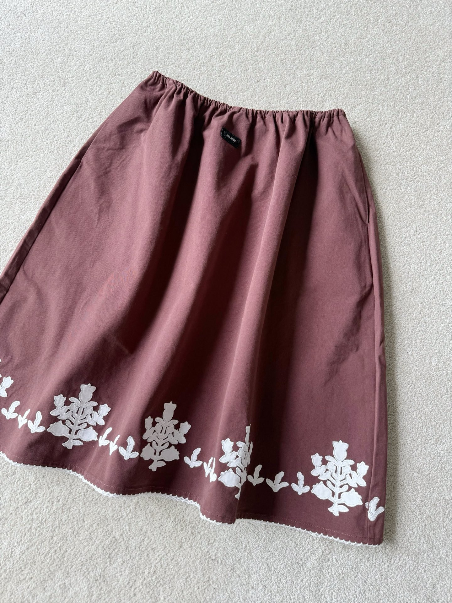 NO:481563,Ice's red-brown skirt is so beautiful that Ice's midsummer red-brown skirt is so eye-catching. I have to say that the niche is really cheating this year!! Customized with correct color red-brown cotton fabric, with a straight and touch, durable/undeformed or faded, three-dimensional pomegranate flower embroidery at hem, elastic waist + practical side pockets, recommended to match with linen shirt or vest suspenders, skirts, shirts, alexander wang19860909穿腻了满大街的撞衫款 Ice这条盛夏红棕色半裙让人眼前一亮 不得不说小众今年真的开挂 !! 定制正确色调红棕色纯棉面料 有挺拔感也有手感 经久耐穿/不变形不掉色 下摆立体石榴花刺绣 松紧腰+侧面实用口袋 推荐搭配亚麻衬衫or背心吊带,,skirts,shirts,alexander wang,Women's clothing