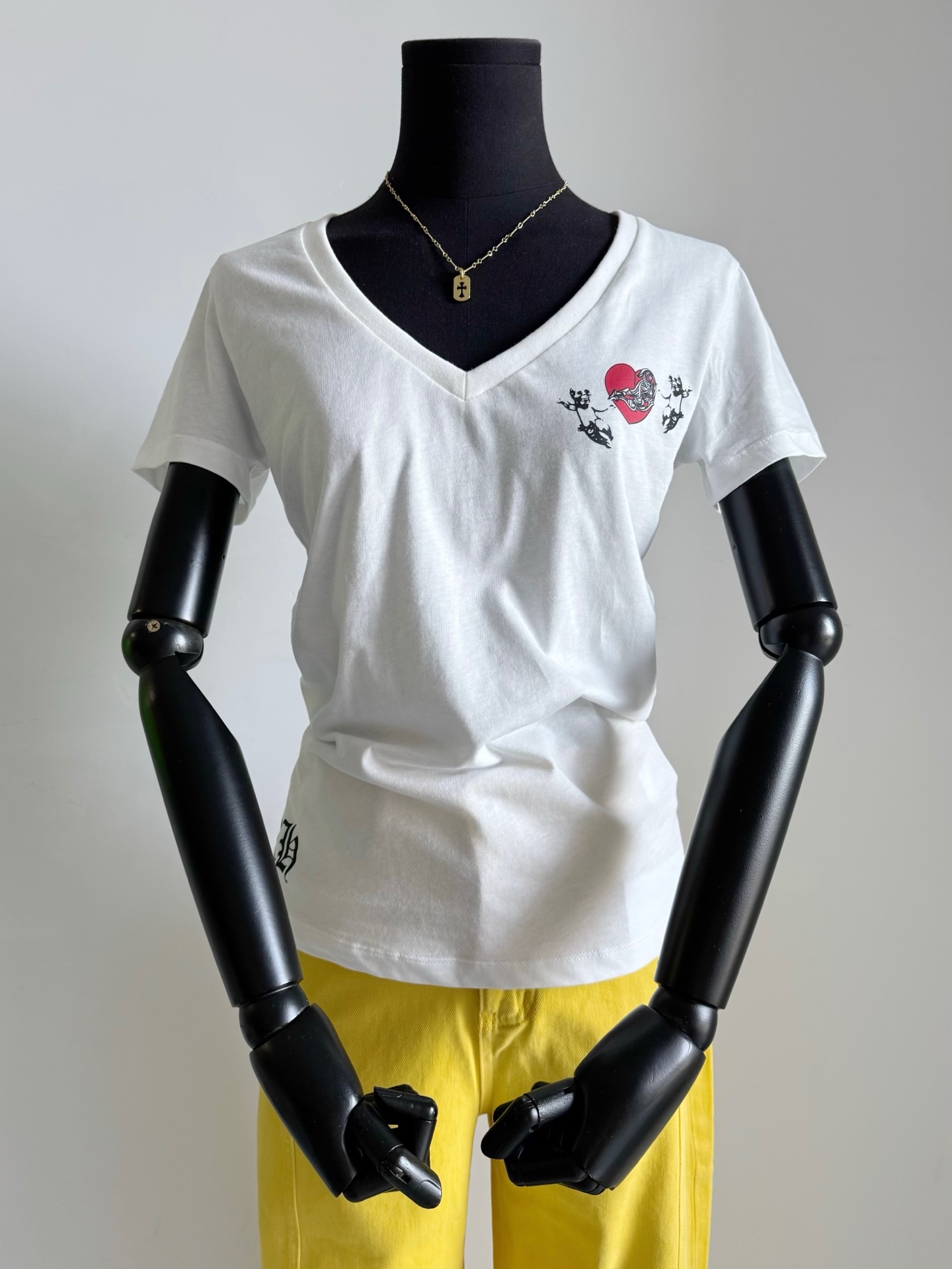 NO:471087,Tee shipped in 20 days. Anyone who has made the product knows this value. Customized ultra-thin grained fabrics are a world of difference from the heavy tee on the market!! V-neck slim fit style makes it look slim and clavicles. The front and back printing of each piece has its own unique features. Don’t buy expensive ones but only buy the right ones. The correct version is accurate and the real shot of my home, alexander wang19860909历史20天出货的tee 做过货的人都懂这个含金量 定制超轻薄颗粒感面料 和市面厚重的tee天壤之别 !! V领修身版型显瘦显锁骨 每一件的前后印花都有独特之处 不买贵的只买对的 正确版本认准我家实拍,,alexander wang,Women's clothing