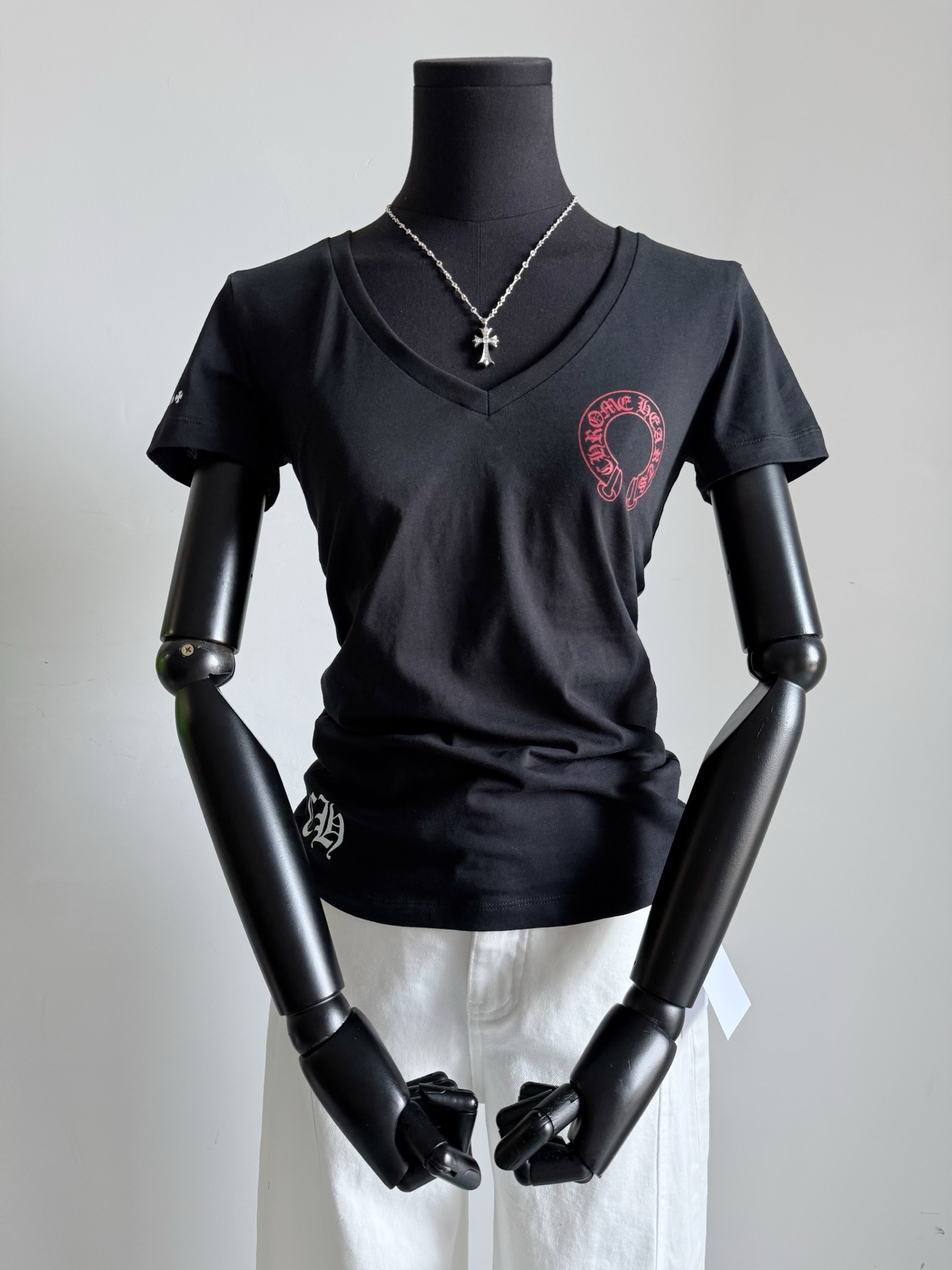 NO:471090,The limited red horseshoe style is hard to buy. At present, you have to try your luck to encounter it. Because it is a thin and slim fabric, the V-neck style is difficult/we adjust it repeatedly to achieve the same effect as yb. It is truly stress-free. Simple and capable. The upper body is just right to reveal the collarbone. It is very cool to wear with a pair of shorts!!,, shorts, alexander wang19860909红色马蹄限定款很难买 目前都是要碰运气才会遇到 ~~ 因为本身就是轻薄显瘦的面料 V领版型难度大/我们反复调整多次 做到了和yb一致效果 真正出入无压力 简约干练/上身恰到好处露出锁骨 随便抓条短裤搭都很飒 !!,,shorts,alexander wang,Women's clothing