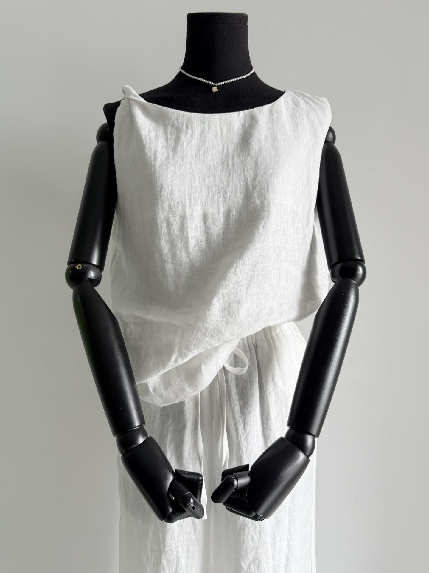 NO:481536,In summer, I love to wear linen suits. It is more upscale than ordinary short-sleeved tee. It can also ensure the breathability and comfort it deserves. ~~ Little bee twisted shoulder vest + drawstring trousers. You can wear it separately or in a set. Atmospheric and simple H-shaped vest, hide the flesh and make you look slimming. Drawstring wide-leg sunscreen pants are essential in summer. A high-quality minimalist suit that cannot be found at all. No matter how many summers have passed, it will be out of date. T-shirt, alexander wang19860909夏天就是爱穿亚麻套装 比普通的短袖tee更加高档 也能保证应有的透气和舒适度 ~~ 小蜜蜂扭肩背心+抽绳长裤 可以分开穿也可以成套搭 大气简约H型背心,藏肉显瘦 抽绳阔腿防晒裤夏季刚需 完全挑不出毛病的优质极简套装 不论过多少个夏天,都不过时,,T-shirt,alexander wang,Women's clothing