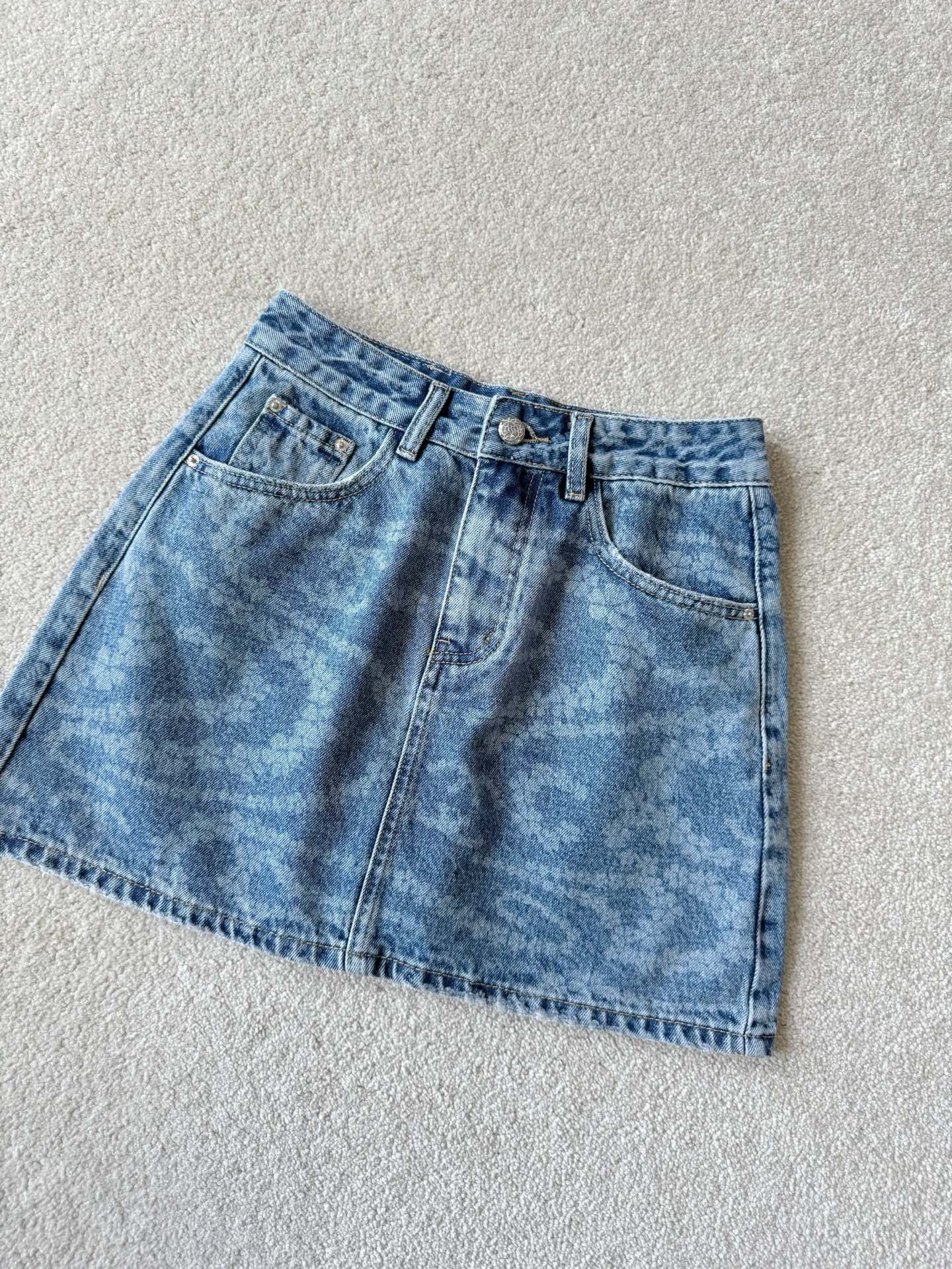 NO:480121,A good-style denim skirt is hard to come by. This year's new printing elements are so beautiful!! Custom high-quality denim cotton, crisp and stylish, washable and durable, not easy to deform and distort. Three-dimensional cut A-line style, medium and high waist, slimming and long legs, stronger inclusiveness. There are anti-exposure shorts inside to free up the outfit. There are all details that can be considered. ~~, skirts, shorts, alexander wang19860909好版型的牛仔半裙可遇不可求 今年印花新元素太好看了 !! 定制高克重牛仔棉,挺括有型 耐洗耐穿不易变形走样 立体剪裁A字版型中高腰 显瘦显腿长,包容性更强 内里设有防走光短裤解放穿搭 能考虑到的细节都有了 ~~,,skirts,shorts,alexander wang,Women's clothing