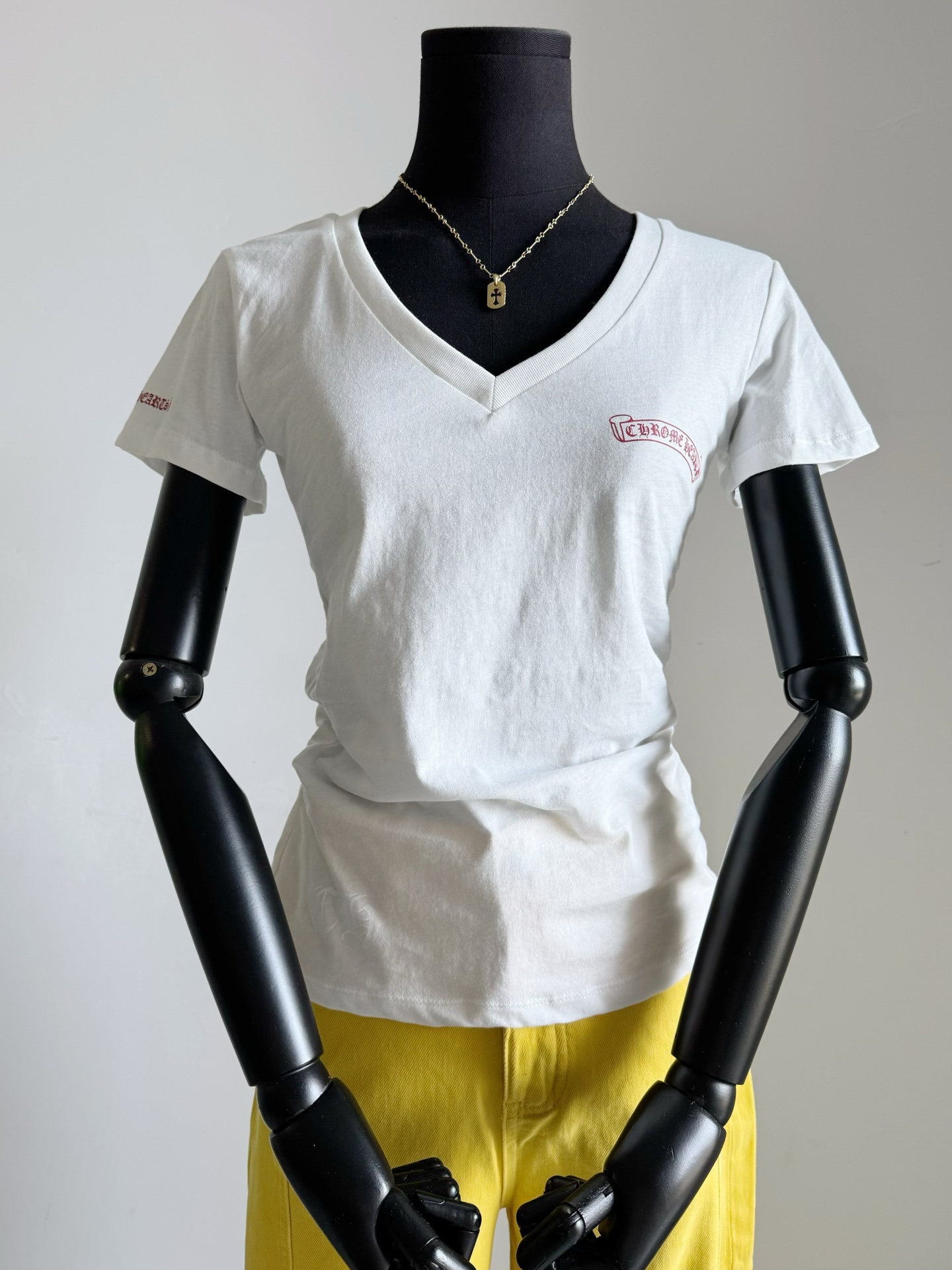 NO:471097,The entire V-neck series continues to be updated ~~ I'll take a look at my real shot in one step. It's a light and breathable elastic cotton. It's not a heavy version on the market. Pay attention to the classic red logo Sanskrit. The dark pattern on the back is very advanced. The lower the key / the frequency of daily wear is higher. Every piece wants to keep it yourself. Alexander wang19860909V领全系列继续更新 ~~ 认准我家实拍一步到位 是轻薄透气的弹力棉 不是市面厚重版本注意哦 经典红色小logo梵文 后背暗纹印胶若影若现很高级 越低调/日常穿着频率越高 每一件都想自留的系列,,alexander wang,Women's clothing