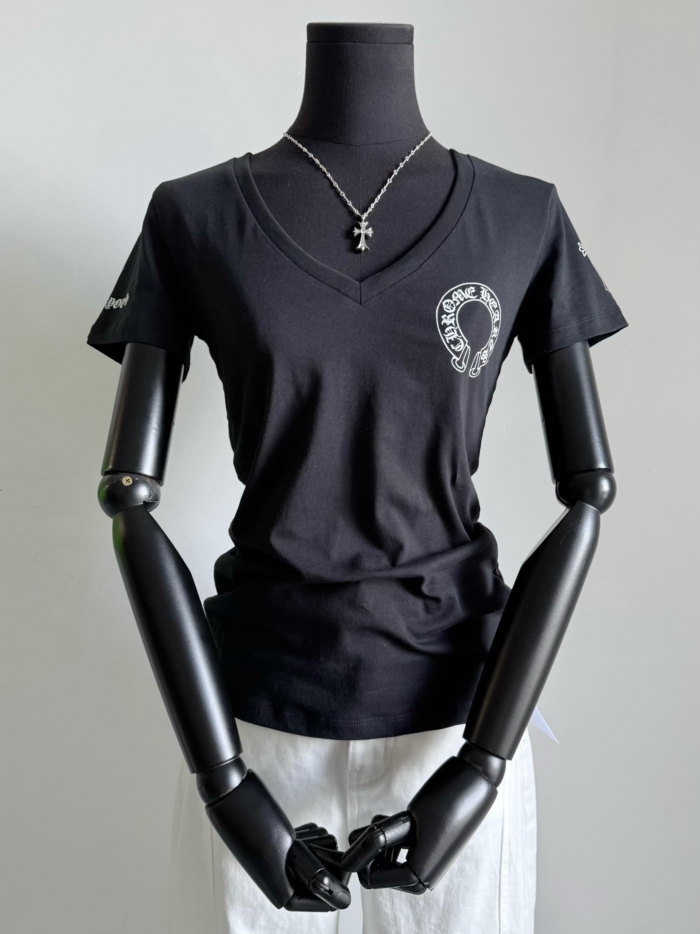 NO:471064,If you want to look slimming, you can buy black with your eyes closed. Our top version is very good. You can buy every style without any pressure. The real full series of models is self-retained. The three-element horseshoe prints are combined. There is no need to worry about the style design. Basically, you buy a few more pieces to wear and wear. This summer I have lived through the V-neck series. Alexander wang19860909想要显瘦的闭眼收黑色 我们的顶级版本定价非常好 你们每个款式收齐了也无压力 真正的全系列自留款 三元素马蹄印花都结合 款式设计无需纠结 基本都是多买几件换着穿 这个夏天就靠V领系列度过了,,alexander wang,Women's clothing