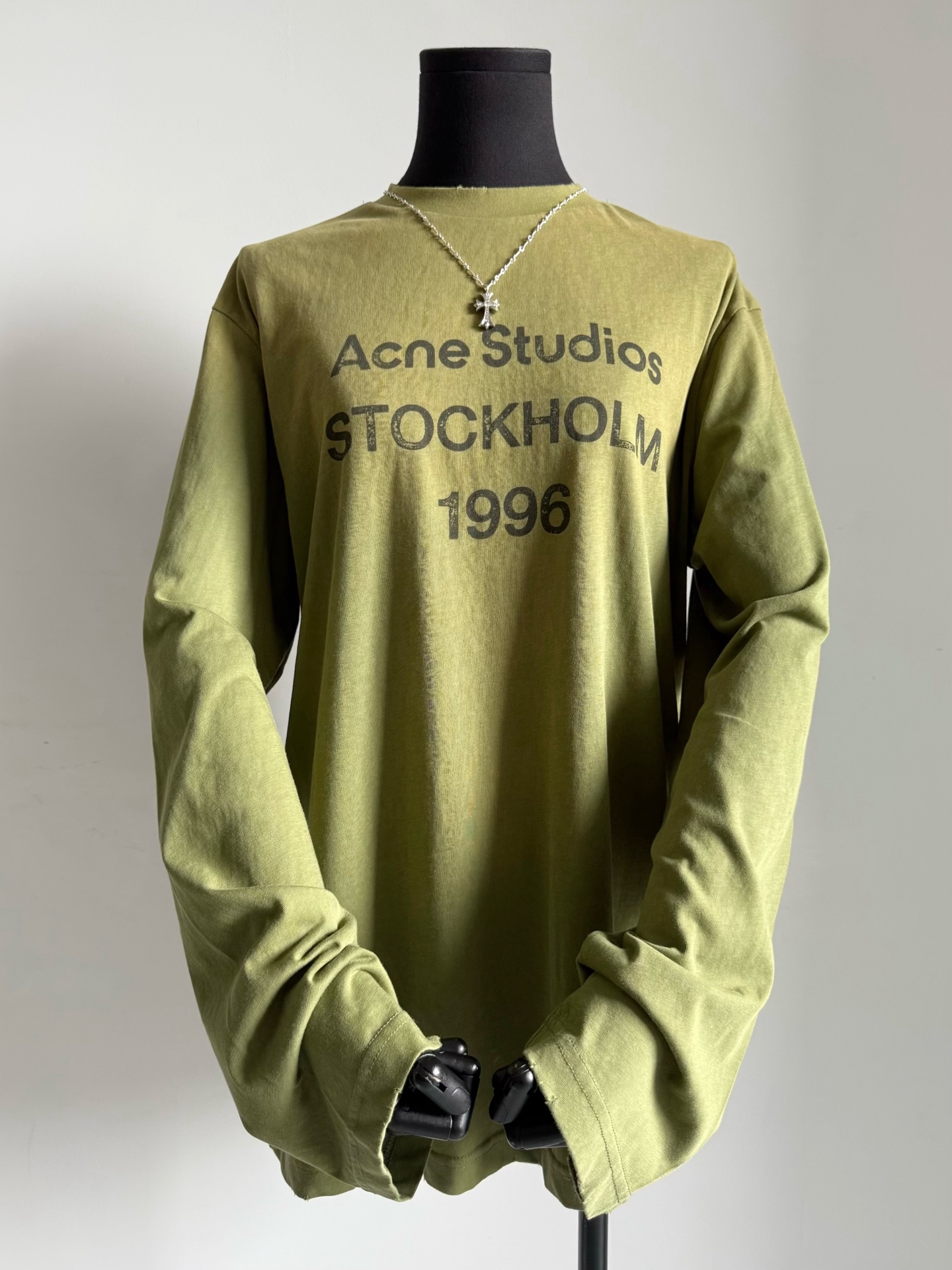 NO:534129,.1996 series is just right for my products. It is free from purchasing agents to save money. The new color shows white pickles and green. The whole person turns white twice as soon as he is on his upper body. The super recognizable old texture. The fabric can be seen through the screen. The same style of men and women are not picky about their figures. They are all out for walking and taking photos on a trip. Alexander wang19860909.1996系列认准我家出品就好 免去代购闭眼收省钱系列 ~~ 新颜色显白咸菜绿 一上身整个人都白了两个度 超有辨识度的做旧质感 隔着屏幕都看得到面料的重男女同款不挑身材 外出遛弯/旅行拍照都出片,,alexander wang,Women's clothing