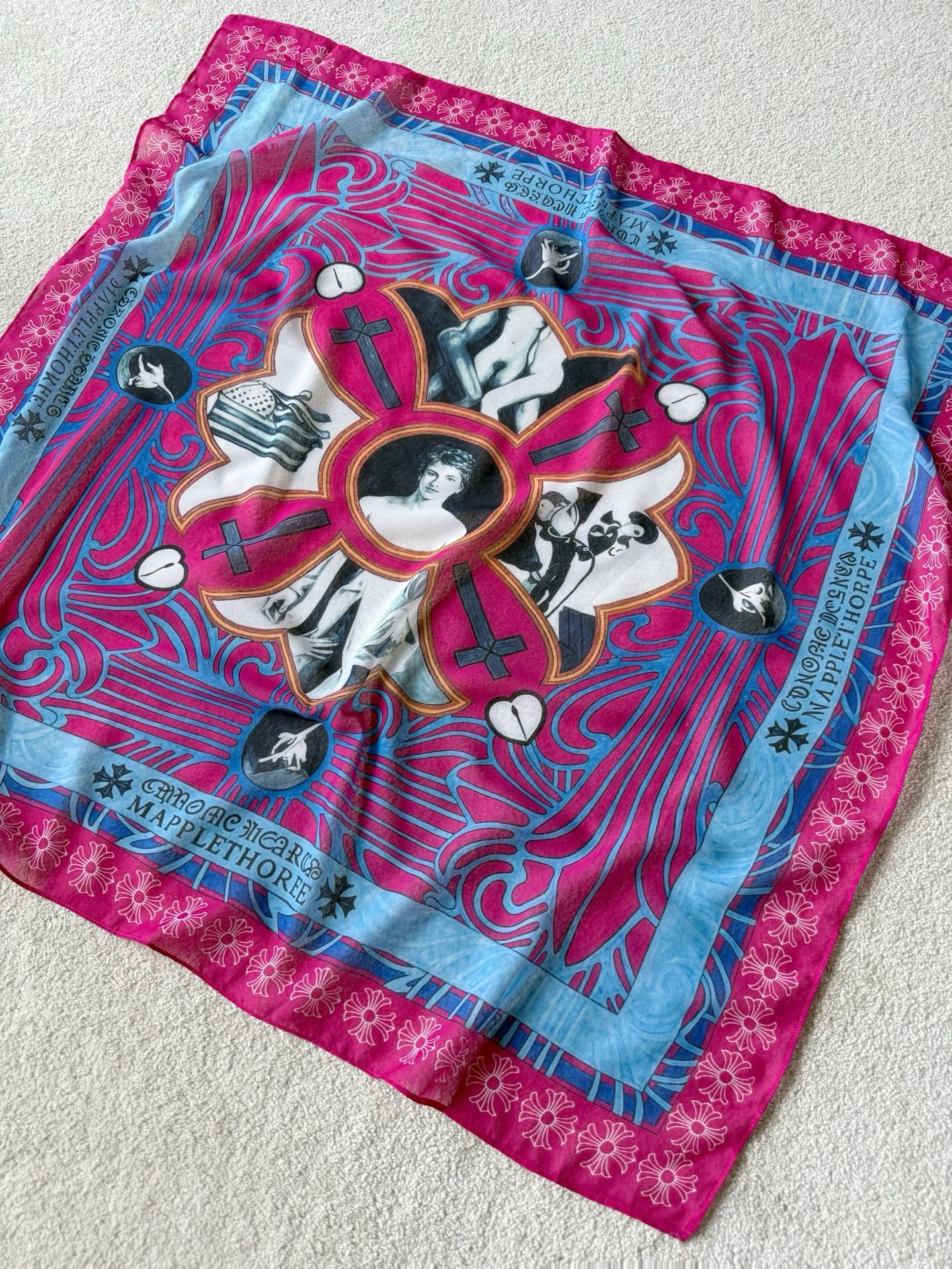 NO:909770,'There is a boss lady who prefers Chrome Hearts' You will easily receive the brand's most fashionable items. A silk scarf makes dressing fashionable and interesting!! It can be used as a headscarf (egg G-Dragon's outfit). It can be used as a sun protection shawl/tube/belt, etc. In short, it can give you a lot of points for any dressing occasion you want. Imported machine printing + fabric as thin as cicada wings, cool and refreshing, carrying it out is as simple as a pack of tissues.,,chrome hearts,shawls,19860909“有一个偏爱克罗心的老板娘” 你将会轻松收到该品牌最时髦的单品 一条丝巾让穿搭变得时髦有趣 !! 可以当头巾（egg权志龙穿搭 可以当防晒披肩/抹胸/腰带等 总之你想得到的穿搭场合 它都能给你加分不少 进口机器印花+面料薄如蝉翼 冰凉清爽外出携带就像一包纸巾那么简单.,,chrome hearts,shawls,,Women's clothing