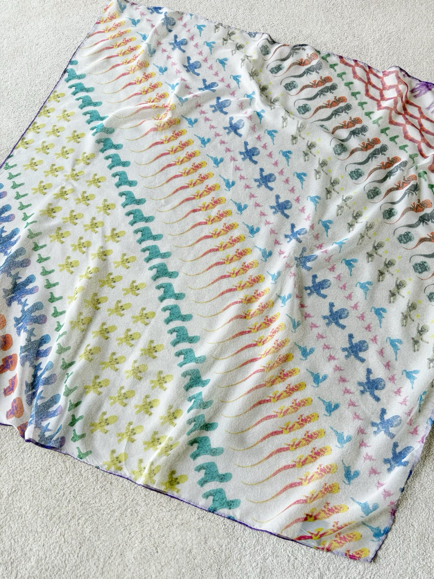NO:909119,A silk scarf that is perfect for island travel!! I sincerely recommend it to every old customer. It can be used as a headscarf/scarf/tube/belt. It can be used with any combination you can think of. It can be folded up into a small piece for easy carrying. You can just put it in your bag when traveling ~~ Imported machine printing restores the essence of the pattern. Each one is purchased from yb development. It is worth the time and cost I spent.19860909超适合海岛旅行的一条丝巾 !! 自留款衷心推荐给每一个老顾客 可以当头巾/丝巾/抹胸/腰带 你能想到的搭配都能用 且叠起来小小一块方便携带 出行直接放包里就行 ~~ 进口机器印花还原图案的精髓 每一条都是买yb开发 对得起我花的时间和成本,,,Women's clothing