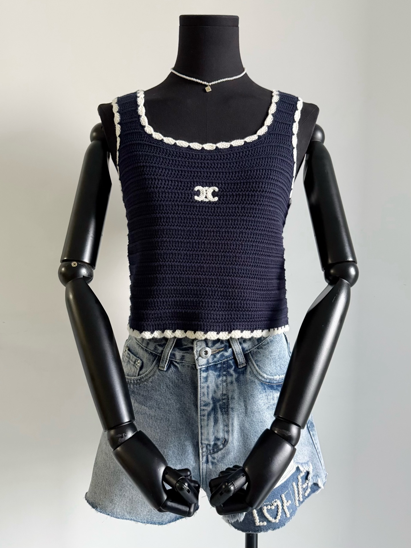 NO:466303,The Arc de Triomphe series is definitely a boutique. The new 25AW holiday style knitted vest seems to be ordinary. It is really amazing!! Imported Egyptian cotton weaving, the feel and weight are restored, and it is definitely not a light vest on the market. A circle of hook flowers is matched with the Arc de Triomphe logo. The deep blue and white look white, which shows the temperament and the agility are lively and cute. There are also vest skirts in the same series, skirts, alexander wang19860909凯旋门系列我们出品必定精品 25AW新款度假风针织背心 看似普通入手真的被它惊艳到 !! 进口埃及棉织造 手感和分量感都还原 绝不是市面轻飘飘的背心. 一圈钩花细节搭配凯旋门小logo 深藏蓝搭配正白色 显白抬气质又灵动可爱 同系列背心裙也有出哦,,skirts,alexander wang,Women's clothing