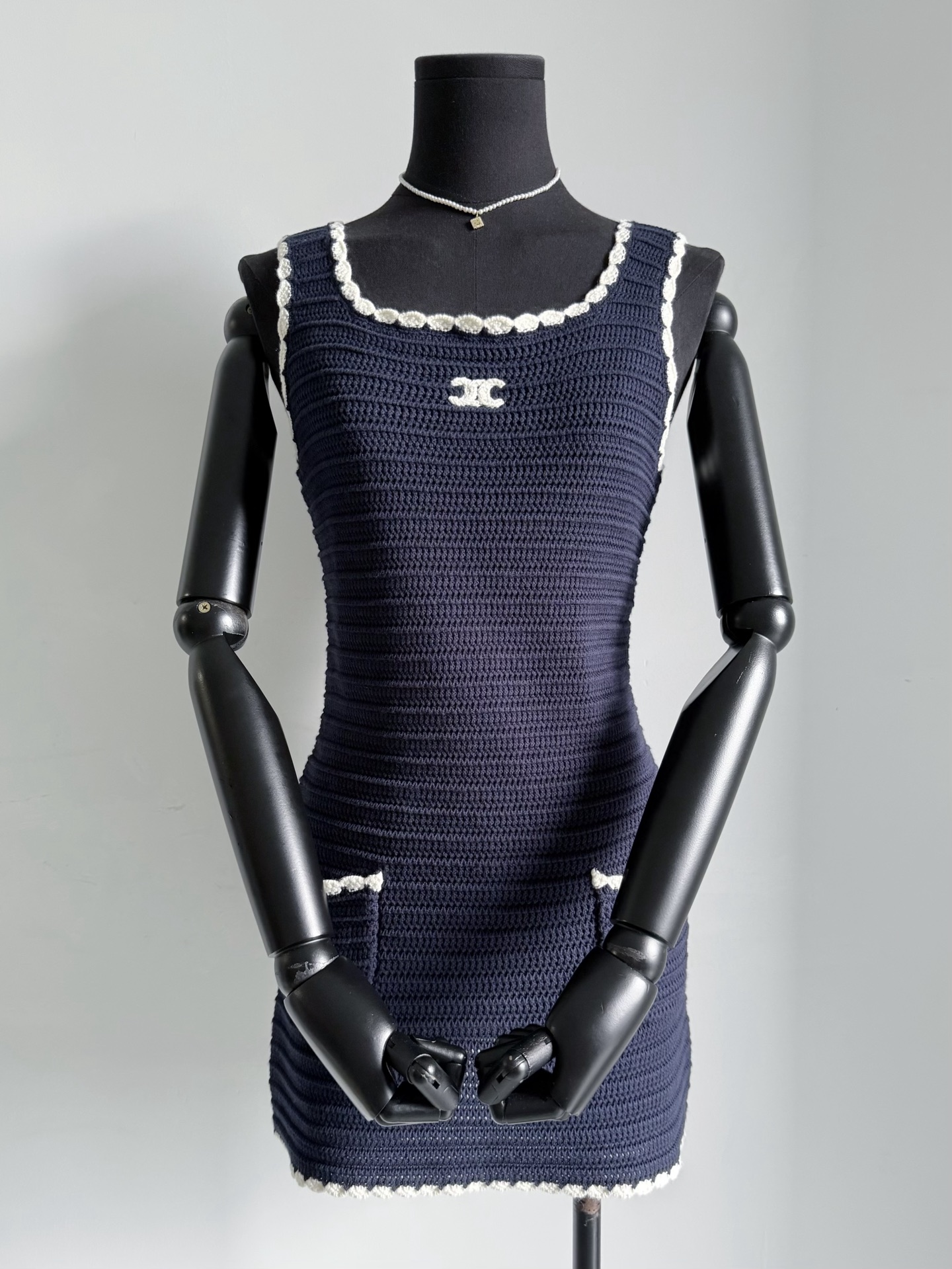 NO:466291,Details of heavy crochet dresses. The heavy weight after getting it is handed down. It is enough to beat the market version~~ Imported Egyptian cotton weaving, the feel and weight are restored, and the adjustment of usage and pattern is very heavy. A circle of crochet details are matched with the Arc de Triomphe logo. The deep blue and white look white, and the temperament is lively and cute., skirts, alexander wang19860909重磅钩织连衣裙细节图 拿到手后沉甸甸的分量感 就是我们足以吊打市面版本~~ 进口埃及棉织造 手感和分量感都还原 用量和版型的调整都很重工. 一圈钩花细节搭配凯旋门小logo 深藏蓝搭配正白色 显白抬气质又灵动可爱,,skirts,alexander wang,Women's clothing