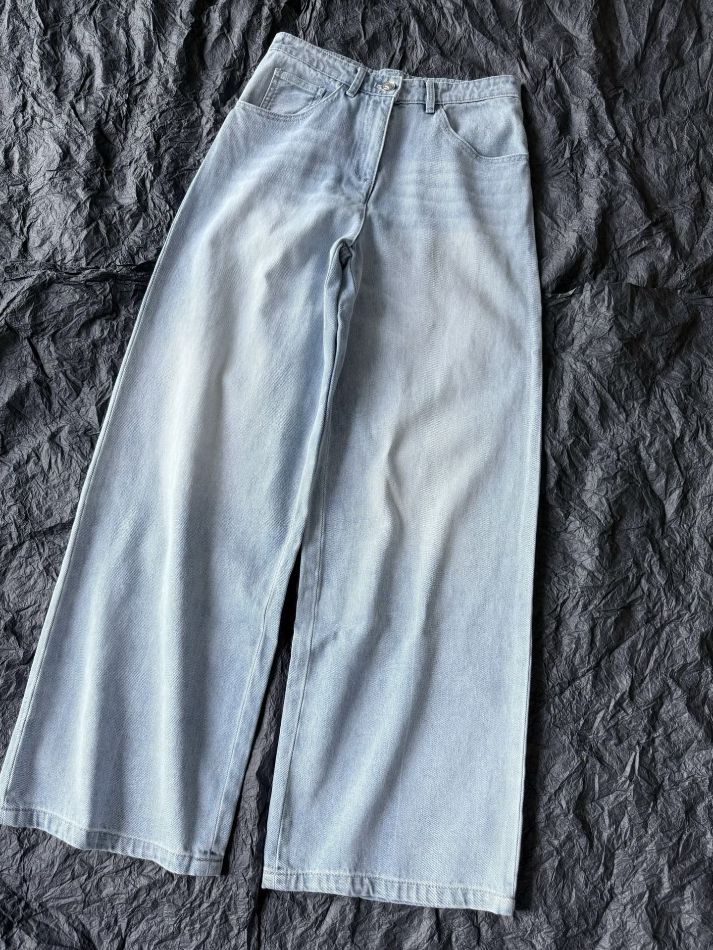 NO:469414,A The most worth buying pair of jeans can be matched with all the tops in the wardrobe. What you like most is the tone and new embroidery logo. Repeated adjustments are repeated and repeated before restoring!! Environmentally friendly old washing water light blue is very suitable for summer and autumn outfits. Reputation pants are straight and wide-legged. No matter what imperfect lower body, they can be perfectly tolerated by it. Whoever wears them will lose weight. The back side has overlapping sequins. You can compare the market version at will without any pressure. Jeans, alexander wang19860909A最值得入手的一条牛仔裤 可以搭配衣橱一切的上衣 最钟意的是色调和新的刺绣logo 反复调整多次才还原 !! 环保做旧洗水浅蓝色 非常适合由夏入秋的穿搭 口碑裤型直筒偏阔腿 不论什么不完美的下半身 都能被它完美包容,谁穿谁瘦 后副有重叠亮片小细节 可随意对比市面版本无压力,,jeans,alexander wang,Women's clothing