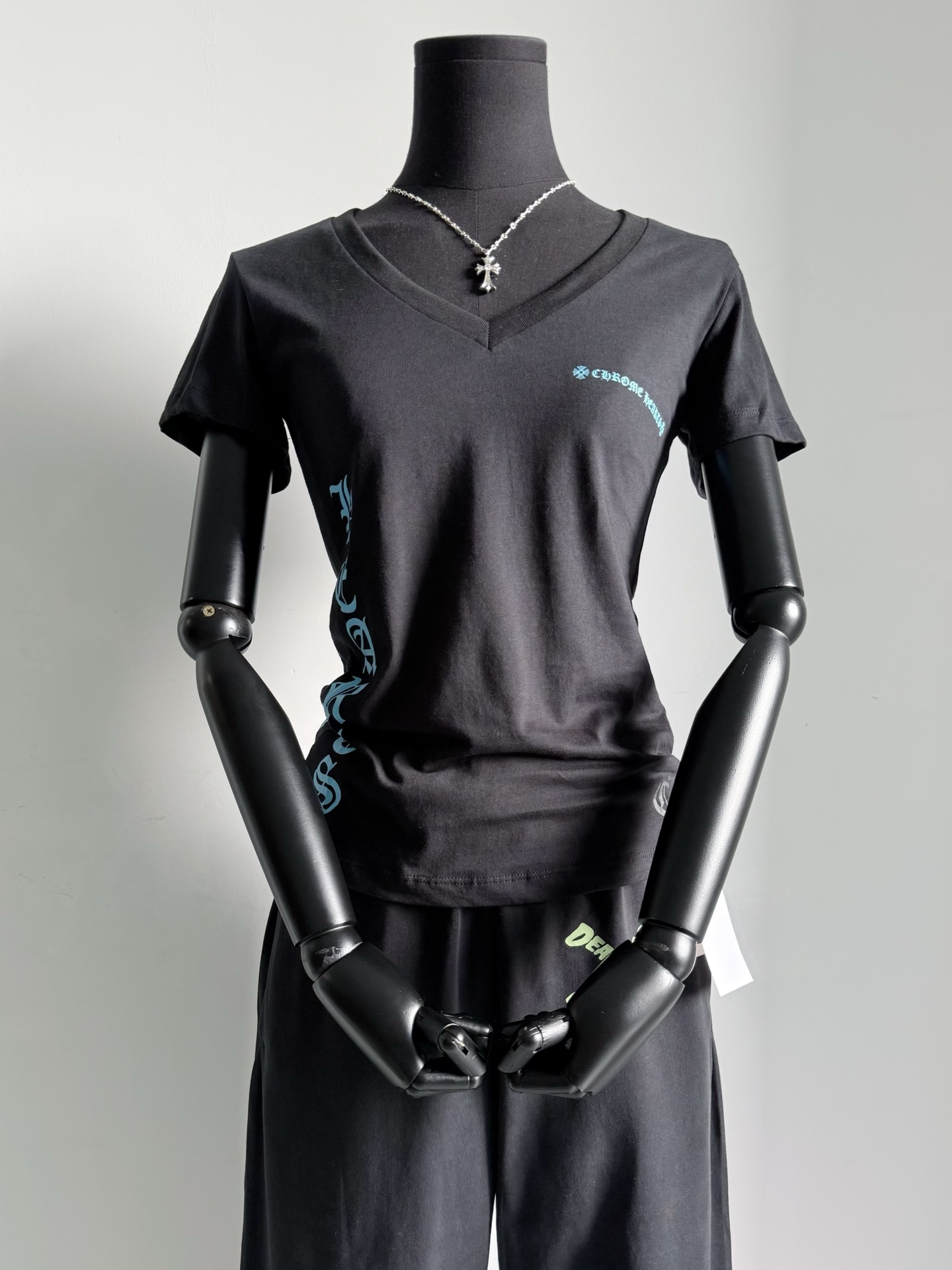 NO:471073,The new V-neck series color scheme is here!! A few models are for the boss to keep the whole series. You can imagine how easy it is to wear. The new season of the packing of the tank is dyed blue glue, which is elastic and clear. The shoulders are slightly waisted and the V-neck style is understood as soon as you are on the upper body. This black and blue tone is very white. Crosy fans close their eyes and look at this piece without mistake. Chrome hearts, alexander wang19860909V领系列新款配色来啦 !! 极少数款让老板娘全系列都自留 可想而知有多好穿 新一季包缸定染蓝色胶浆 富有弹力,清晰无比 正肩略微收腰V领版型 一上身就懂我们的剪裁功底 这个黑蓝色调很显白 克罗心粉们闭眼冲这件不出错,,chrome hearts,alexander wang,Women's clothing