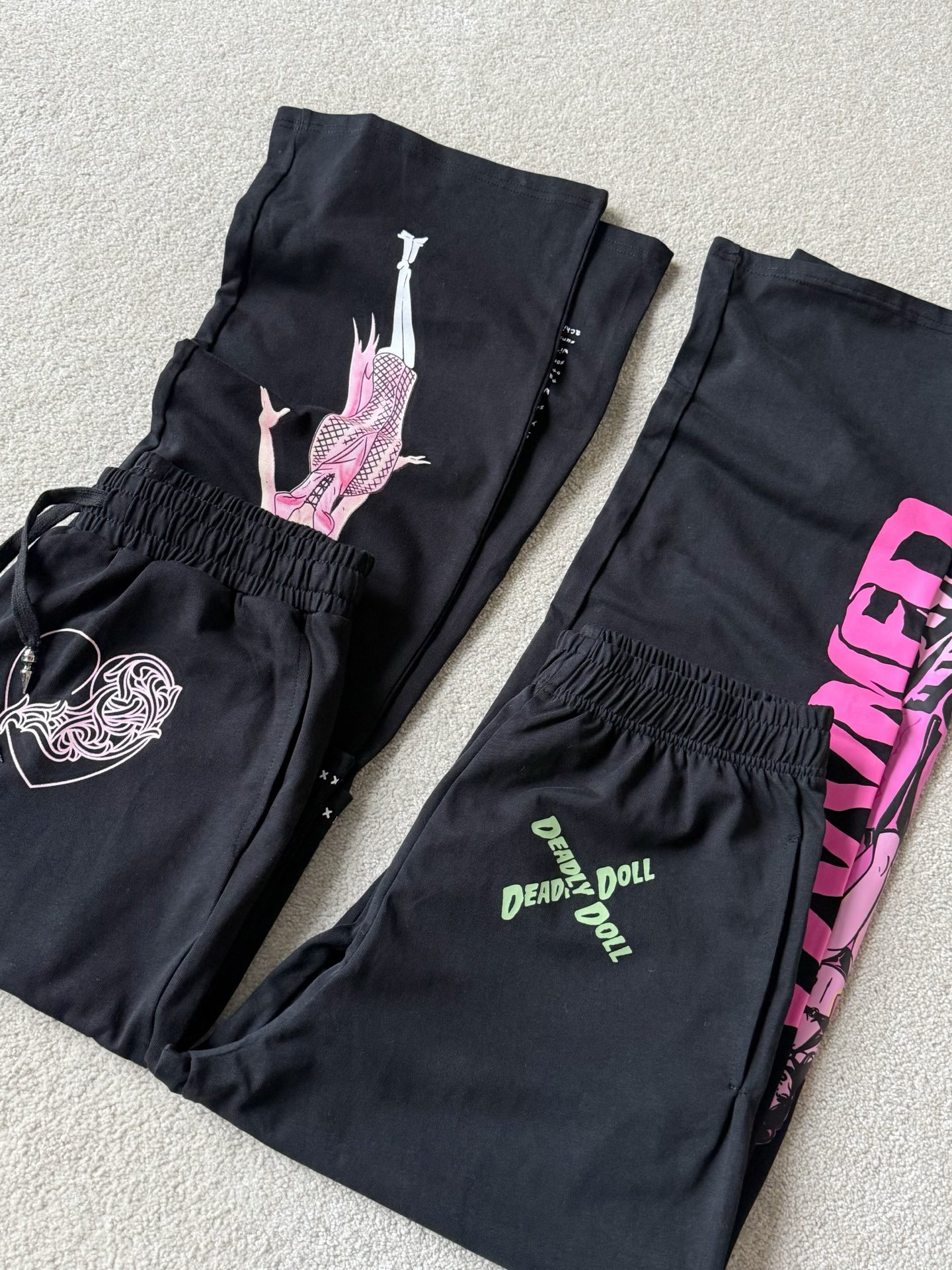 NO:497823,The lightweight trousers that can be worn in summer. The new season of imported graffiti prints are here. I can’t put them down if I buy them!! The chrome heart design has always been very stable. The pink glue printing is not limited to elastic waist, straight loose trousers legs. It is more suitable for those with fleshy lower body. Choose any two prints, full size spot, chrome hearts, alexander wang19860909夏天也能穿的轻薄卫裤 新一季进口涂鸦印花来啦 但凡入手都爱不释手 !! chrome heart设计一直很稳 乱而不花的粉色胶浆印花 弹力腰不设限,直筒宽松裤腿 下半身有肉肉的更适合 两种印花任意选择,全码现货,,chrome hearts,alexander wang,Women's clothing