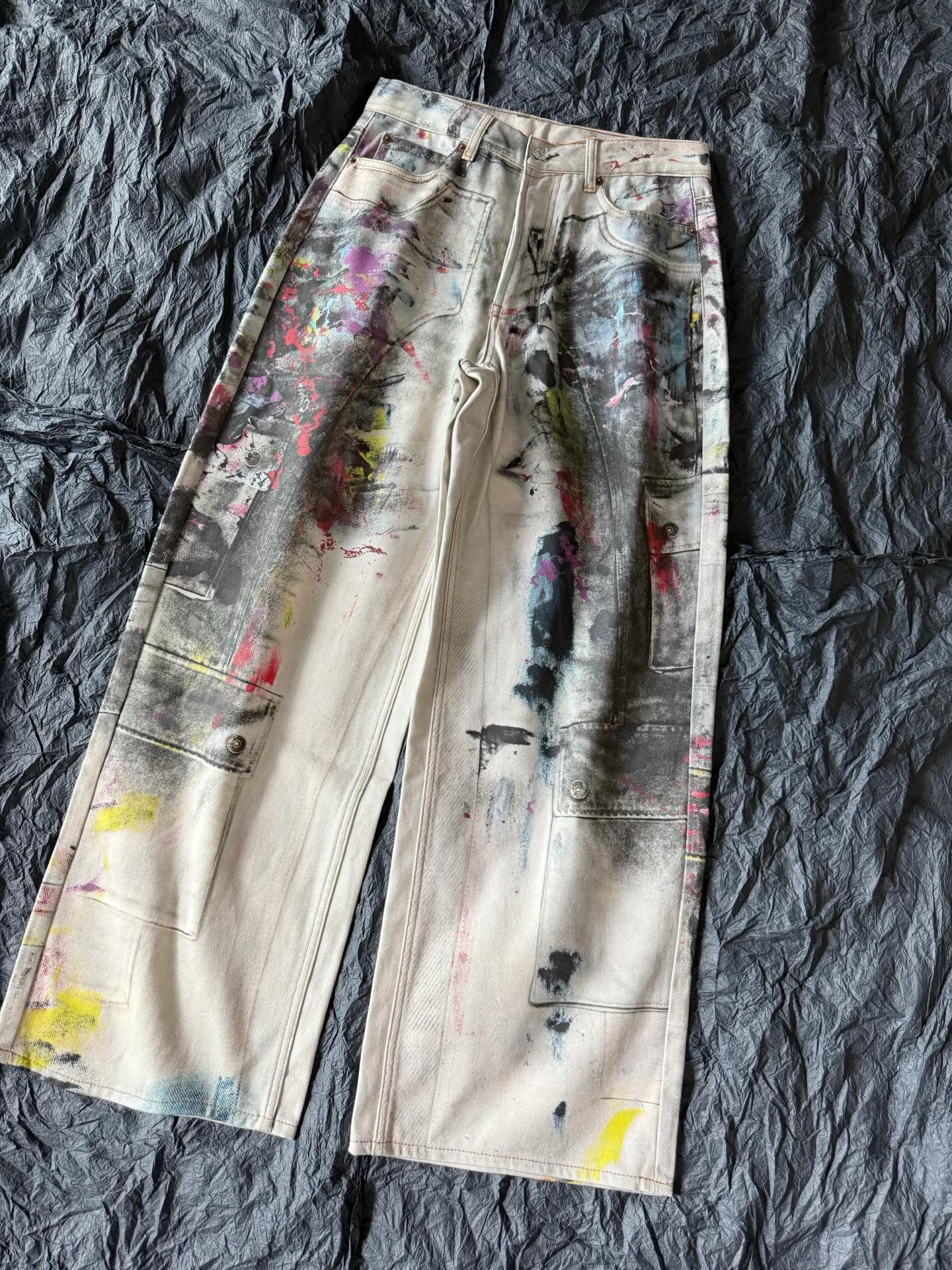 NO:474103,This year's jeans are contracted by AC!! Basically, I keep one. I will follow my own. I will buy them without detours. The super fashionable graffiti prints are adjusted many times. The tone/saturation and sorting position are truly perfect. Straight-leg loose trousers legs hide their flesh and make them look thinner, and walk with a wind~~ No matter what kind of leg shape is, it is tolerated, jeans, alexander wang19860909今年的牛仔裤被ac承包啦 !! 基本是出一条自留一条 跟着我家出品入手不走弯路 超时髦的涂鸦印花多次调整 色调/饱和度和排序位置 真正的做到淋漓尽致 直筒偏宽松裤腿 藏肉显瘦,走路带风~~ 不论什么腿型都被包容住,,jeans,alexander wang,Women's clothing