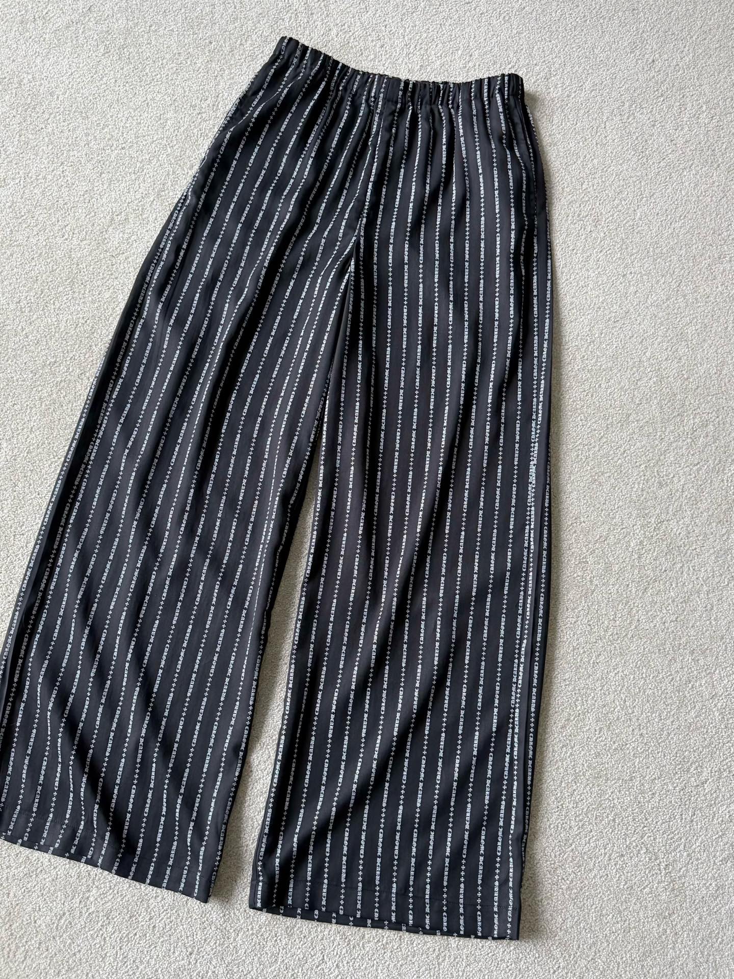 NO:473260,The products of ch must be worth savoring. Sanskrit printed casual pants that are hard to come by ~~ Not only satisfied with fashionable outfits, comfort is also stable. Customized lyseltian fabrics are breathable and comfortable. The elastic waist is not limited, and it is more comfortable without self-weight. Imported machine printing. The small Sanskrit is also quite clear. Black slim and white are high-end, and all codes are included in the warehouse. Alexander wang19860909ch出品必定值得细细品味 可遇不可求的梵文印花休闲裤 ~~ 不仅满足于时髦穿搭 舒适度也是稳稳拿捏 定制莱赛尔天面料,透气舒适 弹力腰不设限,无自重更自在 进口机器印花 小小的梵文也相当清晰 黑色显瘦白色高级,齐码入库,,alexander wang,Women's clothing