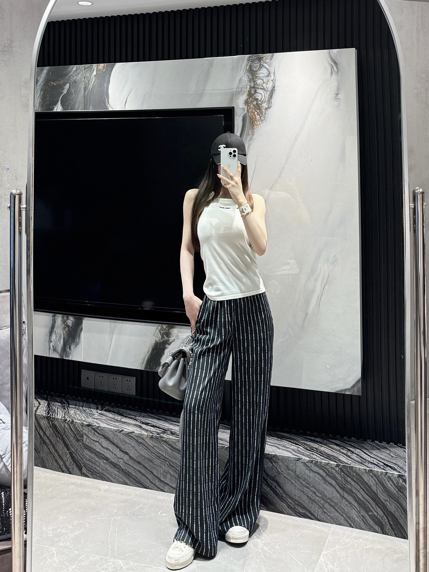 NO:473264,p, own model look with miu thin vest, miumiu, alexander wang19860909p,自家模特look 搭配miu轻薄背心,,miumiu,alexander wang,Women's clothing