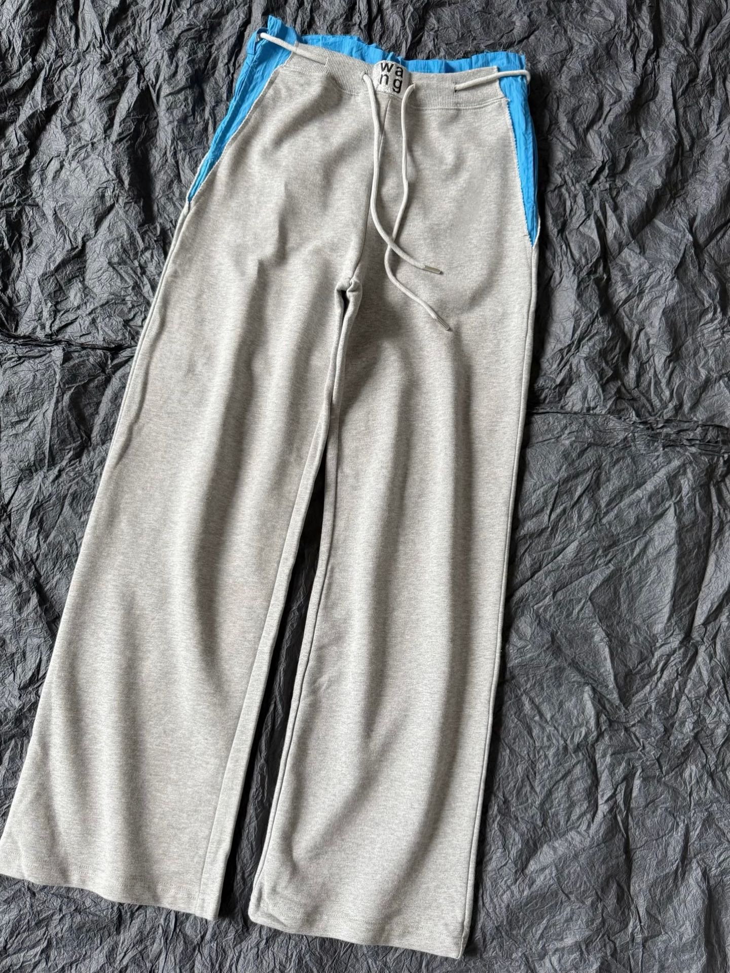 NO:471999,Who wears the fake two-piece layered elements and who is fashionable, aw has also started playing this set ~~ A pair of lightweight sweatpants that are worn infinity. The finishing touch of the side splicing blue shirt fabric. The elastic waist drawstring can be waist-retracted. The straight loose pants are highly inclusive. A fashionable design that is unforgettable. Summer tee autumn and winter sweatshirts. You can earn it in the four-season style!!,,hoodie,sweatshirts,shirts,alexander wang19860909假两件叠穿元素谁穿谁时髦 aw也开始玩这一套了 ~~ 无限复穿的一条轻薄卫裤 侧面拼接蓝色衬衫面料点睛之笔 弹力腰抽绳可收腰 直筒偏宽松裤型包容性强 让人过目不忘的时髦设计 夏季配tee秋冬配卫衣 四季款入手就是赚到 !!,,hoodie,sweatshirts,shirts,alexander wang,Women's clothing