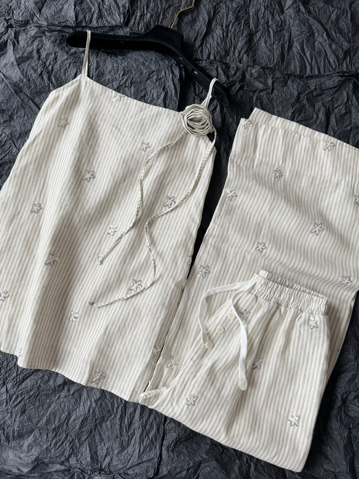 NO:477111,A fine product that took more than a month to produce. If you know the goods, you can make money. The fabric is very difficult. The details are repeatedly adjusted many times. Such a quality is really rare!! Double-made rich lining, light green striped linen surface hand-sewn sequins. Each five-pointed star is so complete and cute. It is recommended to be put together with a vest. It is also quite stylish when paired separately. Alexander wang19860909历时一个多月才出的精品 懂货的买到就是赚到 面料超难等,细节反复调整多次 如此品相真的很难得 !! 双重制作富有内衬 淡绿色条纹亚麻表面手缝亮片 每一个五角星都是如此完整可爱 推荐和背心一起入 单独搭配也相当有格调,,alexander wang,Women's clothing