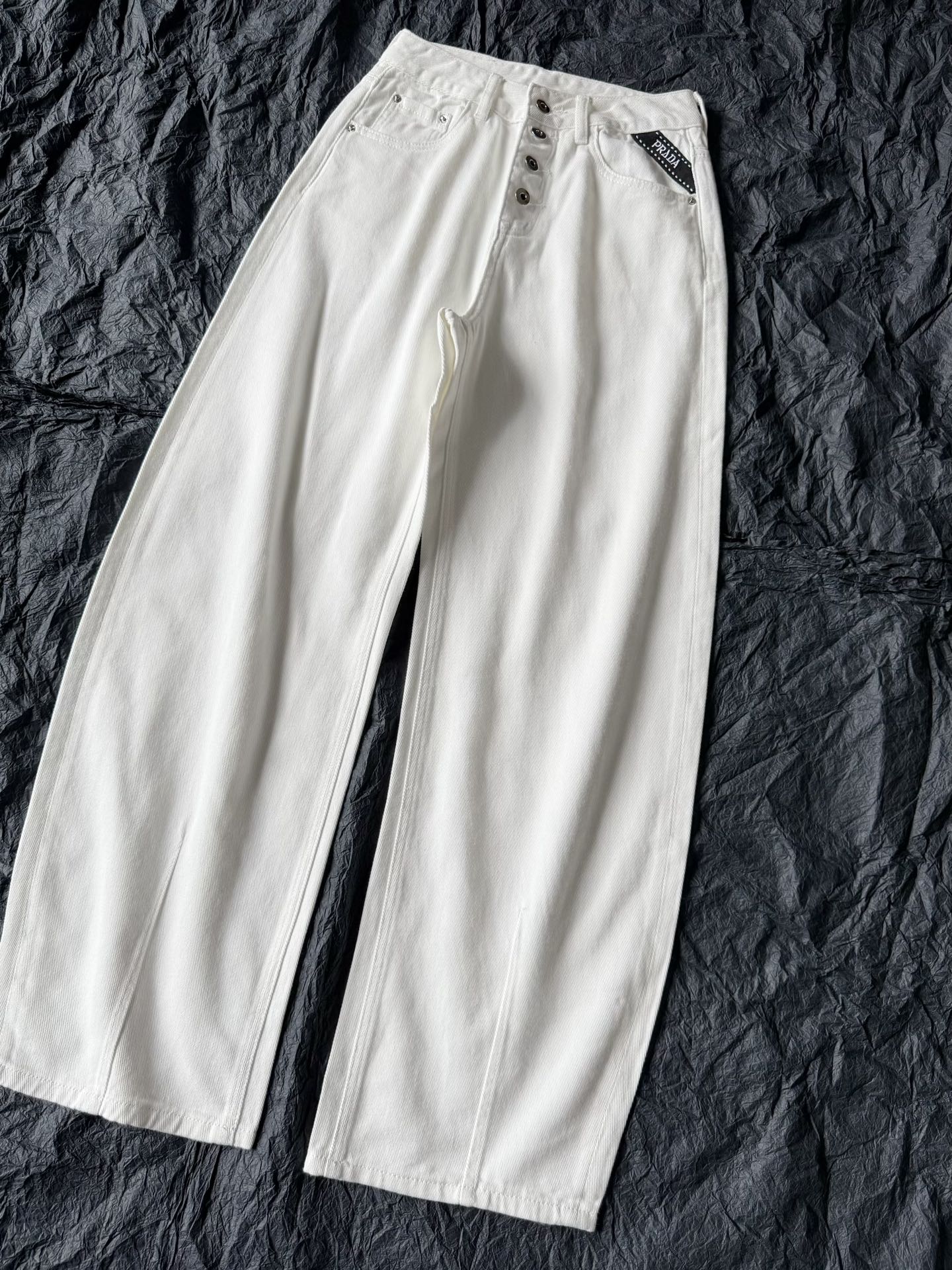 NO:477095,Soft jeans that can be worn as sunscreen pants in summer. You can feel its thinness through the screen. Customized super soft white denim cotton has excellent feel and excellent breathability. Three-dimensional tailored medium and high waist. Straight-leg pants hide their flesh and make them look thin~~ Simple small logo embellishment in front and back. There is no unnecessary design, durable, jeans, alexander wang19860909夏天可以当防晒裤穿的柔软牛仔裤 隔着屏幕也感受到它的轻薄 定制超柔软白色牛仔棉 手感极佳,透气性极好 立体剪裁中高腰 直筒裤型藏肉显瘦~~ 前后简洁小logo点缀 没有一处多余设计,经久耐穿,,jeans,alexander wang,Women's clothing