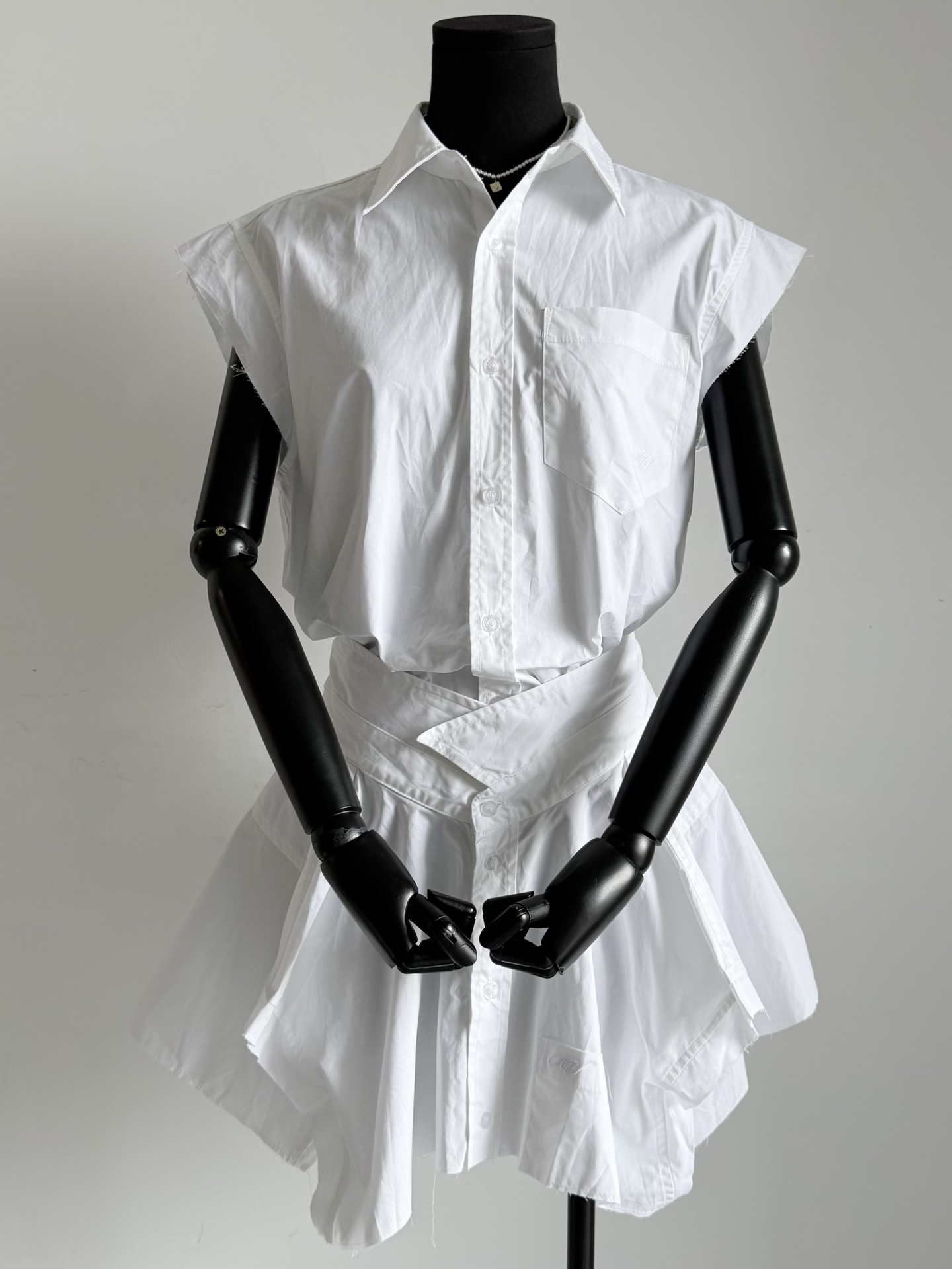 NO:480125,A non-ordinary heavy-work shirt. The design and workmanship of Aw's home have always been very stable!! yb's purchase and development history is nearly a month. The splicing and tailoring process of special waste materials can be seen. The essence of the pattern can be seen. It makes it look slimming and proportions, and the upper body will be stunning. The pure cotton shirt fabric is easy to manage. The rotator sleeves are widened to beautify the head and shoulder ratio, shirts, alexander wang19860909绝不普通的一件重工衬衫 Aw家的设计和做工一直很稳 !! yb购入开发历史接近一个月 特别废料的拼接剪裁工艺 可以看得到版型的精髓 显瘦显比例,上身会被惊艳的那种 纯棉衬衫面料很好打理 加宽了肩袖美化头肩比,,shirts,alexander wang,Women's clothing