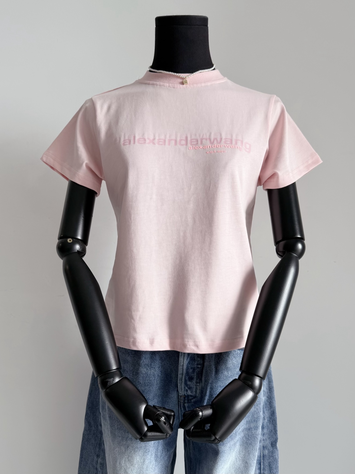 NO:484302,Cherish the fine short-sleeved sleeves that are available now. Sell aw small version of tee. This color has been adjusted seven or eight times repeatedly. Restore the saturation of pink tone 1 and 1 shape ~~ Slightly elastic shoulder slim, especially to lift the spirit and refuse to be soft and invisible. It can be matched with all kinds of shorts and skirts, skirts, shorts, T-shirt, alexander wang19860909珍惜现在出的精品短袖 卖一件少一件的aw小版tee 这颜色反复调整了七八次 还原粉色调饱和度1模1样 ~~ 微微弹力正肩修身 特别抬精气神,拒绝软塌无形 可搭配各类短裤半裙都好看,,skirts,shorts,T-shirt,alexander wang,Women's clothing