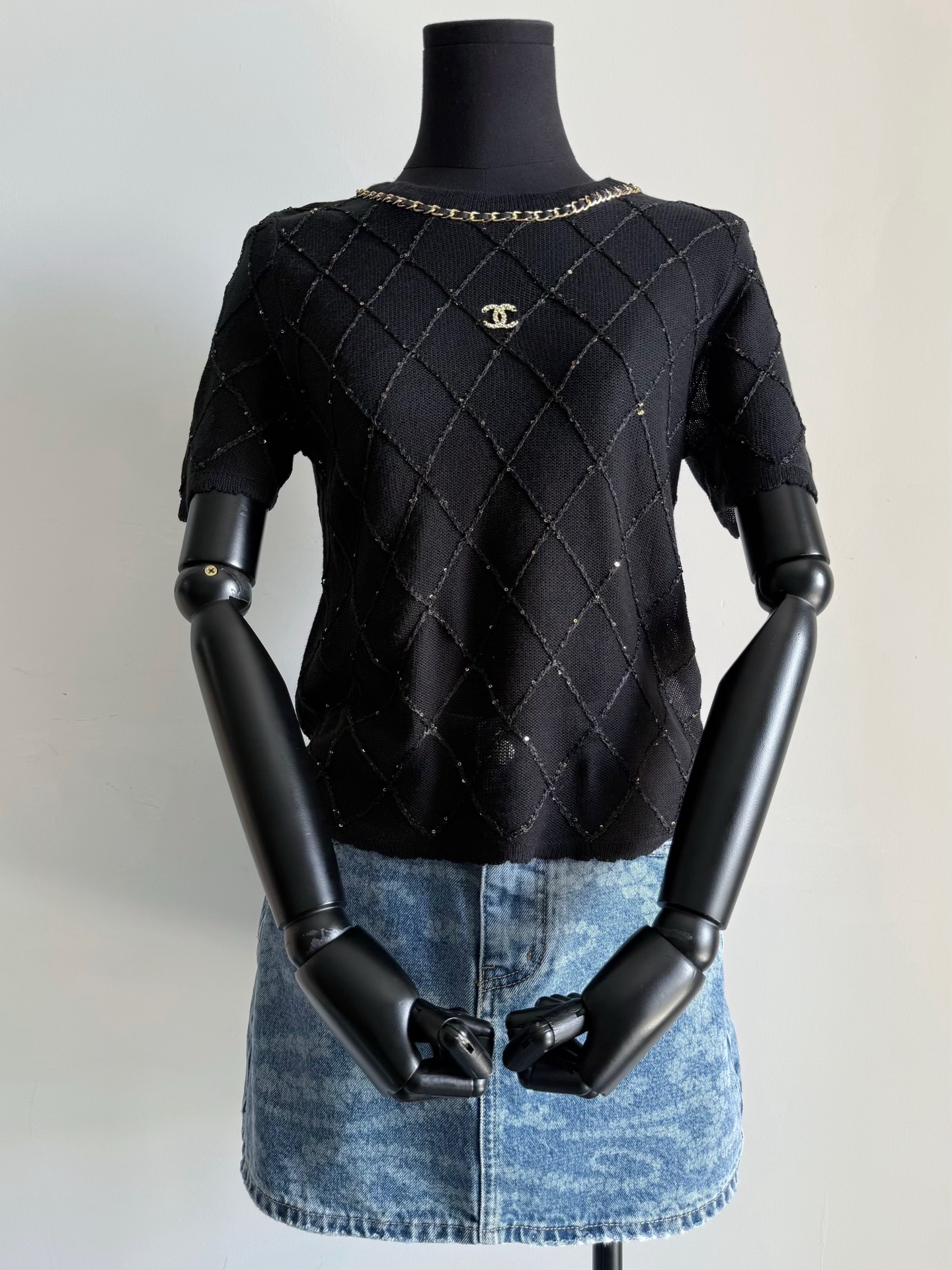 NO:477137,A knitted tee that completely hits my aesthetic taste. If you buy a delicate chane, you will make a profit!! The chain collar of the super heavy industry takes time and effort, interspersed with linen pearl diamond details, which are both elegant and exquisite, and can also ensure comfort, breathability and sweat. It can be said to be the wardrobe collection level, chanel, alexander wang19860909完全戳中我审美的一件针织tee 精致chane买到就是赚到 !! 超重工的链条领口耗时耗力 穿插亚麻珍珠菱格细节 既做到了优雅精致 也能保证舒适透气不闷汗 可以说是衣橱收藏级别,,chanel,alexander wang,Women's clothing