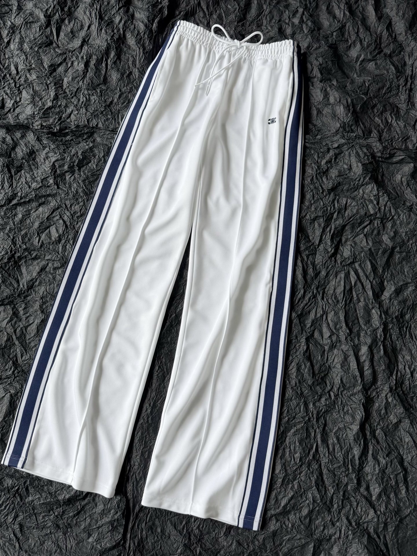 NO:495995,The daily practical wearable casual and fashionable celin series is really not to be missed. College style sports suit series trousers/shorts/coats. All are bought in yb to develop without ambiguity!! Customized vermill sports fabric is breathable and textured, durable and not easy to deform and distort. The imported webbing is elastic with a strong elasticity. Accurate embroidered small Arc de Triomphe logo. Three-dimensional tailoring elastic waist casual trousers. Beautify the proportions and make your legs look thin. Celine, shorts, jackets & coats, alexander wang19860909日常实穿主义休闲时髦 celin这系列真心不容错过 学院风运动套装系列长裤/短裤/外套 都买入yb开发不含糊 !! 定制朱地运动面料透气有质感 经久耐穿不易变形走样 定织深藏蓝进口织带富有弹力 精准刺绣小凯旋门logo 立体剪裁弹力腰休闲长裤 美化比例的同时很显腿细,,celine,shorts,jackets & coats,alexander wang,Women's clothing