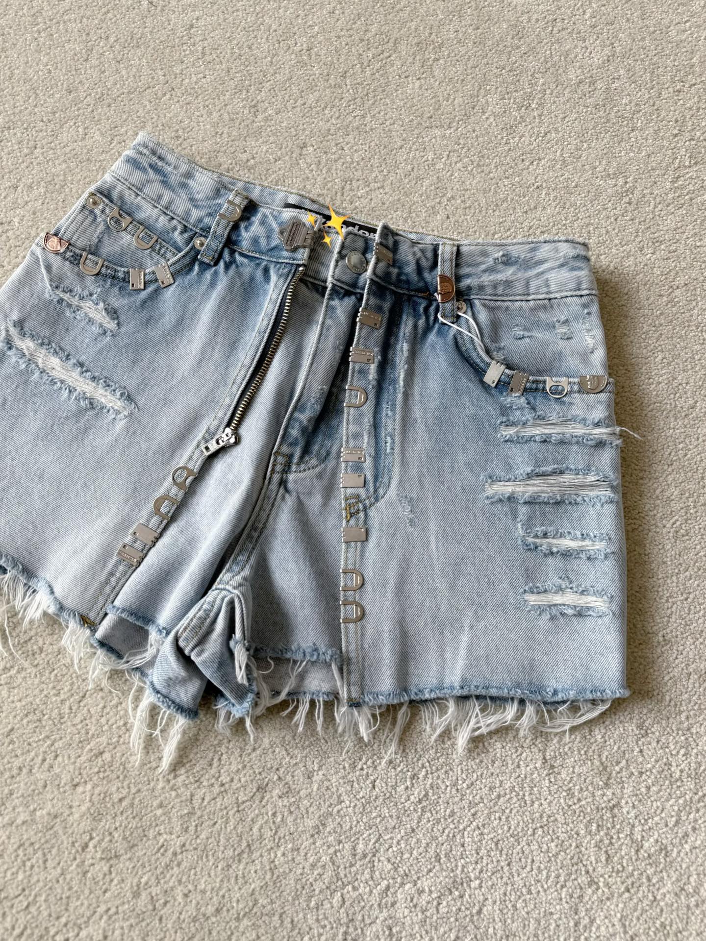 NO:485331,Aw must produce fine products. Super Heavy Industry's slit tailored denim shorts!! The materials are more than twice that of ordinary jeans. The cost of hardware and accessories is far more than that of them. The upper body recognizes the iconic fashionable elements at a glance. It seems like a skirt but is actually a shorts. The design and matching are all shorts. Buy a fine product with less than one, skirts, shorts, jeans, alexander wang19860909Aw出品必定精品 超重工的开叉剪裁牛仔短裤 !! 用料是普通牛仔裤的2倍以上 包括五金辅料成本也是远远超过 上身一眼识别标志性时髦元素 看似是条裙子实则是条短裤 设计感和搭配性都是短裤天花板 买一条少一条的精品哦,,skirts,shorts,jeans,alexander wang,Women's clothing