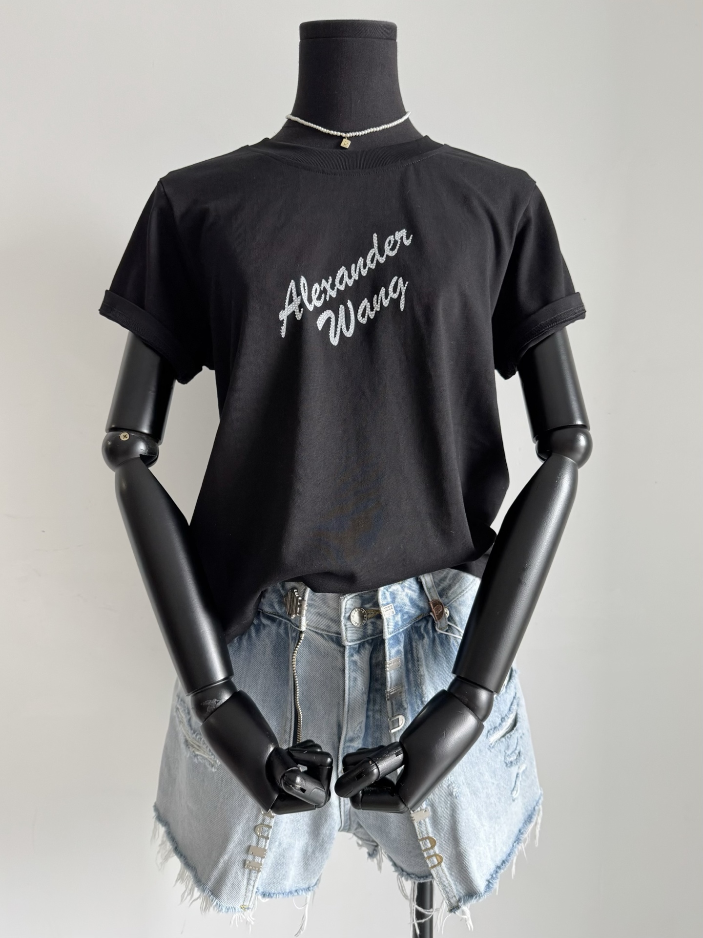 NO:496015,It's not too much to wear on a daily basis. I still like this brainless fashionable aw ironing series that is really popular ~~ Pure cotton materials are durable and durable. It is breathable to wear in summer. High-temperature ironing letters are finely restored to the curve. Including the loose style of the front shoulder. I really don't want to take off as soon as I'm on my upper body. Alexander wang19860909日常实穿基础tee不嫌多 穿来穿去还是喜欢这种不费脑的时髦 aw烫钻系列是真正让人喜欢 ~~ 纯棉质用料经久耐穿 夏天穿着看肤透气 高温烫钻字母精细还原弧度 包括正肩偏宽松的版型 还真的是一上身就不想脱下,,alexander wang,Women's clothing