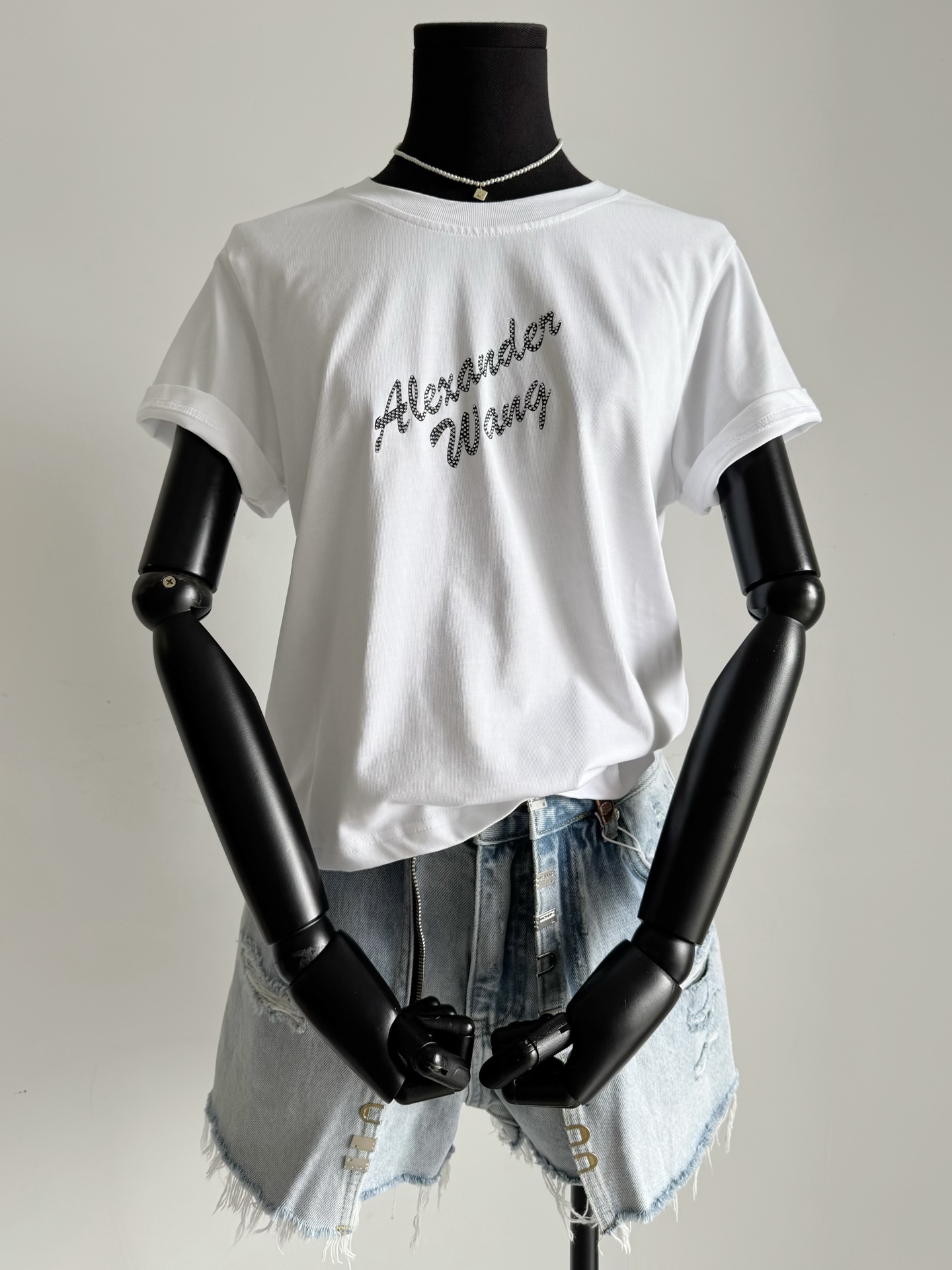 NO:496009,It's not too much to wear on a daily basis. I still like this brainless fashionable aw ironing series that is really popular ~~ Pure cotton materials are durable and durable. It is breathable to wear in summer. High-temperature ironing letters are finely restored to the curve. Including the loose style of the front shoulder. I really don't want to take off as soon as I'm on my upper body. Alexander wang19860909日常实穿基础tee不嫌多 穿来穿去还是喜欢这种不费脑的时髦 aw烫钻系列是真正让人喜欢 ~~ 纯棉质用料经久耐穿 夏天穿着看肤透气 高温烫钻字母精细还原弧度 包括正肩偏宽松的版型 还真的是一上身就不想脱下,,alexander wang,Women's clothing