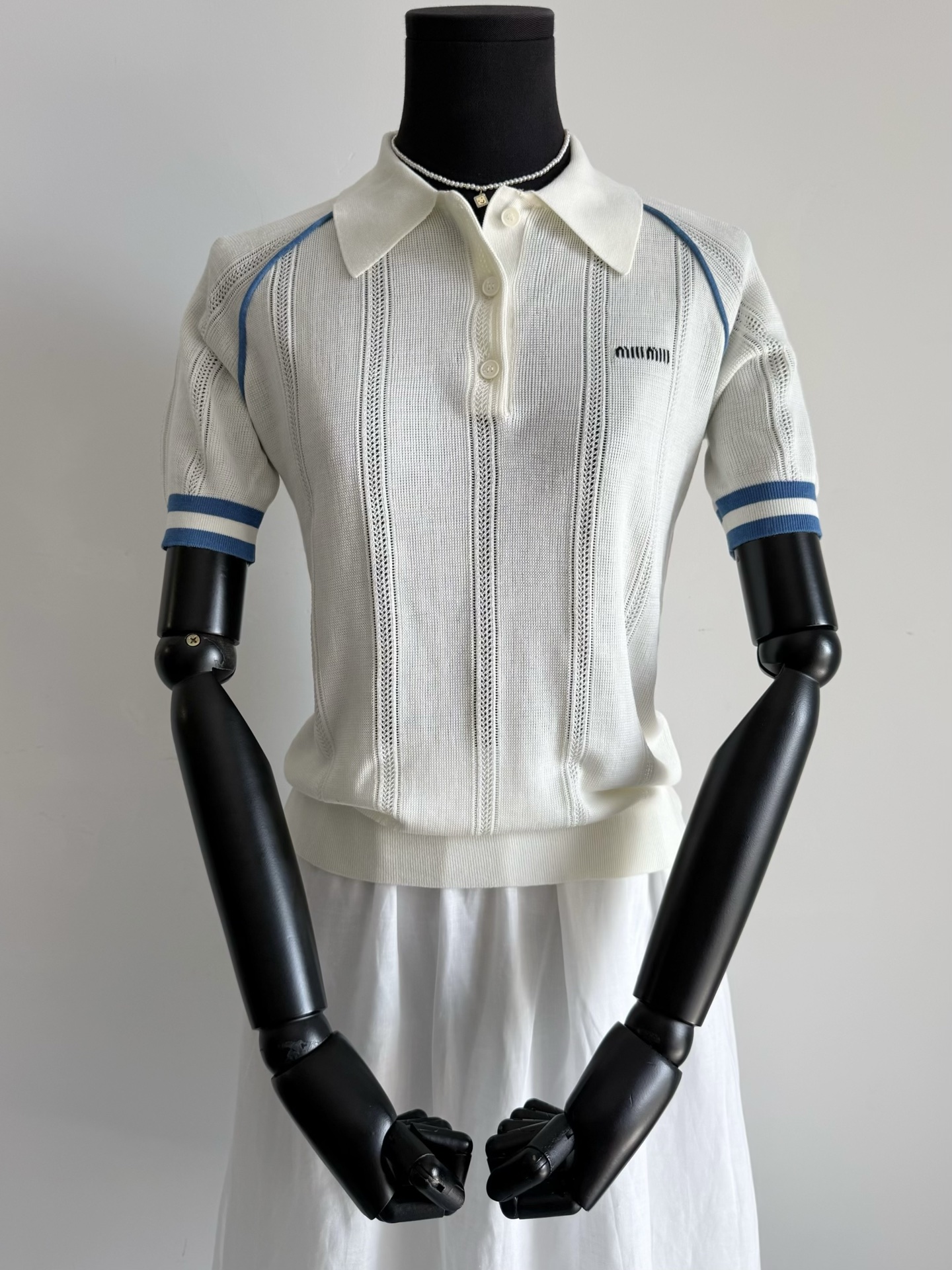 NO:506112,Age-reducing college style miu new knit sweater. I love this simple and well-behaved design~~ Super soft cotton + nylon fabric is refreshing and breathable. A blue contrasting jacquard with cuffs and shoulder lines. The whole dress is bright. The hot new style of the cabinet allows you to wear it first without pressure. It can be matched with a series of skirts to reduce age. Miumiu, skirts, alexander wang19860909减龄学院风miu新款针织衫 好爱这个简约又乖巧的设计~~ 超柔软的棉+锦纶面料清爽透气 袖口和肩线一条蓝色撞色提花 整件衣服都明亮起来了 柜子热腾腾的新款 让你们最先穿上出入无压力 可搭配系列半裙减龄实穿,,miumiu,skirts,alexander wang,Women's clothing