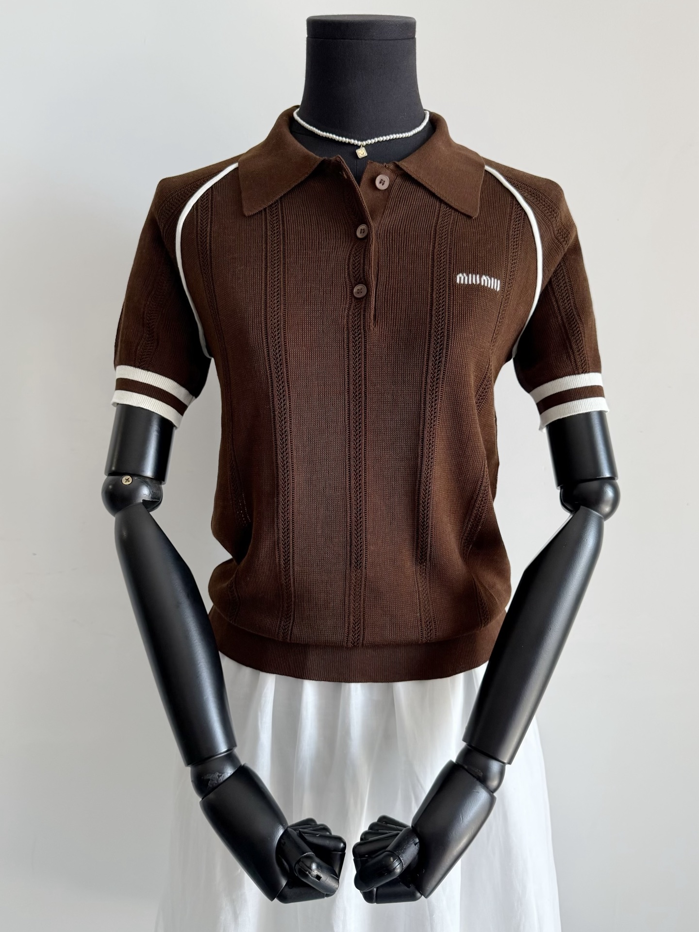 NO:506122,The new color khaki brown is coming out!! A knitted tee that was stunningly stunning on the upper body, looks white and lifts up, and is not afraid of heat at all. The real shot can be seen with the thin and breathable fabric. I personally feel that it is more fashionable than white. I recommend that old customers try it boldly. This piece will definitely make you fall in love with yourself again ~~, alexander wang19860909新配色卡其棕出啦 !! 上身被狠狠惊艳的一件针织tee 显白抬气色,完全不怕热 实拍看得到面料的轻薄透气 个人感觉比白色更时髦 推荐老顾客们大胆尝试 这件定会让你重新爱上自己 ~~,,alexander wang,Women's clothing