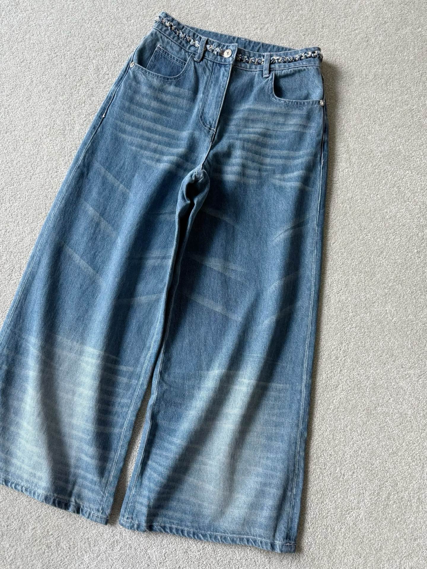 NO:496027,This seemingly simple jeans actually have more than dozens of details!! Just one positioning, the old washing process has been used. Many small factories have been dismissed. You can see the front and back effects of our pants, including the fineness of the webbing, the three-dimensional tailoring, the wide-leg pants, and the wide-leg pants are perfectly included. This series is not afraid of being compared on the entire network, jeans, alexander wang19860909这条看似简单的牛仔裤 实则细节对调数十次以上 !! 就单单一个定位做旧洗水工艺 已经劝退很多小工厂了 可看到我们裤子的前后做旧效果 包括织带的精细度 立体剪裁中高腰,裤型阔腿 不论什么腿型都被完美包容 该系列接受全网对比不在怕的,,jeans,alexander wang,Women's clothing