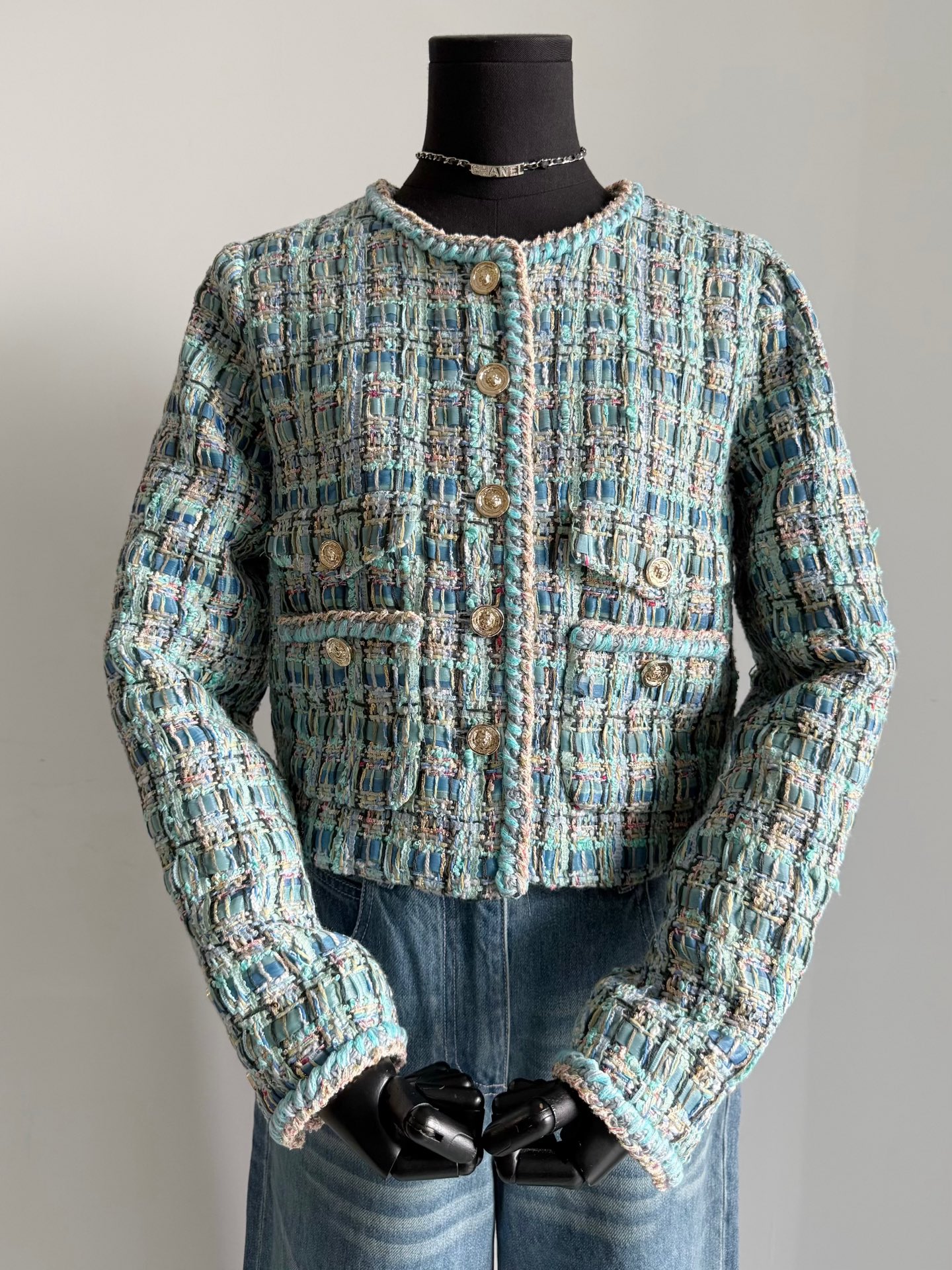 NO:483634,True high quality also requires a recognition vision. This year's Chane jacket costs a lot of money. Every piece is really big!! The first updated jacket in the early autumn really cost a lot of fun. The whole piece is very handmade. In addition to hand-sewn pockets/webing/hem chains, the tweed fabric is more complicated than the daily ones. The 18-me silk lining, jacquard details, and symmetrical plaid patterns in front and back can withstand your magnifying glass and the entire network comparison, chanel, jackets & coats, real silk, alexander wang19860909真正的高品质也需要有识别的眼光 今年的chane外套斥重金 每一件都买yb开发开小真不小 !! 早秋第一件更新的外套真心费了不少神 整件手工部分特别多 除了手缝口袋/织带/下摆链条 粗花呢的面料都比日常的更复杂 对版18姆真丝内衬,提花细节 以及前后对称的格纹图案 经得起你们的放大镜和全网对比,,chanel,jackets & coats,real silk,alexander wang,Women's clothing