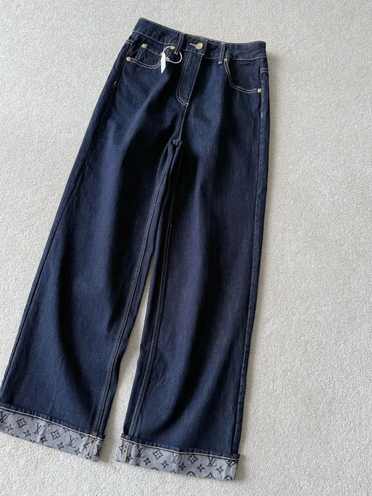 NO:497860,Ss old lace denim trousers shipped. A single one of the cabinets that has been waiting for a long time. Basically, it is difficult to get a hot product in line. Custom imported twill denim cotton, which is crisp and stylish. It is the type that is still hard after washing several times. Super classic presbyterian logo jacquard leg edges can stand the test of time and aesthetics. A pair of jeans that never go out of date. Jeans, jeans, alexander wang19860909ss老花边牛仔长裤出货 柜子等超久的人手一条 基本上排队都很难拿到的爆款 定制进口斜纹牛仔棉,挺括有型 是那种洗了几次也依旧硬挺的版型 超经典的老花logo提花腿边 经得起时间和审美考验 永不过时的一条牛仔裤,,jeans,alexander wang,Women's clothing