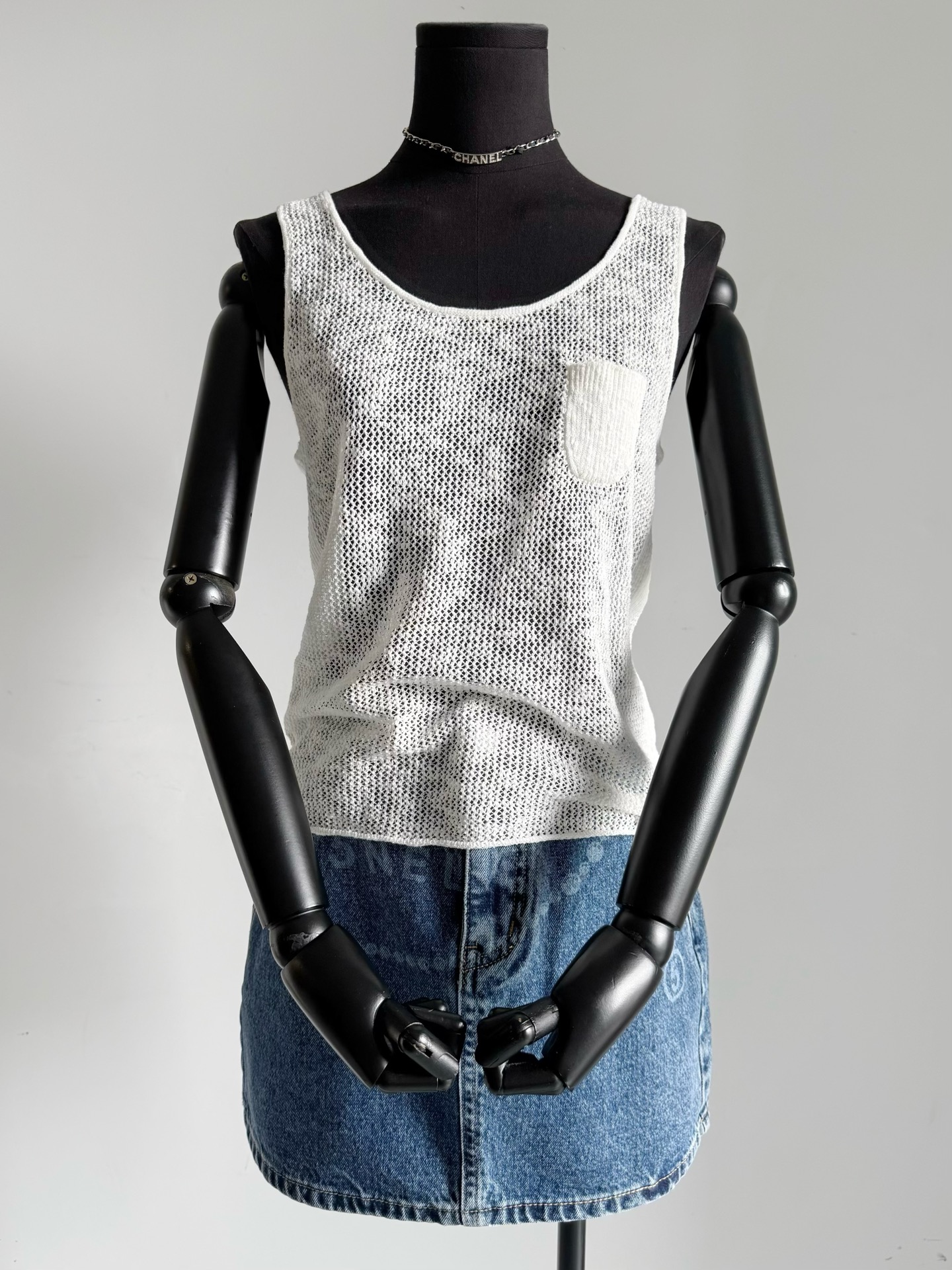 NO:495983,The coco beach series, which is late, is a grainy knitted set. We have produced it to really restore its essence~~ Ultra-light and extremely thin wool knitted vest style finely spliced ​​front and back, boundless tailoring makes it look more lazy and casual. The hem is simple jacquard logo. It is a high-end hin with a small pocket. Cardigans in the same series are also available. Recommend a set of matching to be collected or not, alexander wang19860909虽迟但到的coco beach系列 富有颗粒感的针织套装 我们出品是真的还原了它的精髓~~ 超轻薄的极细毛料针织 背心款前后精细拼接 无边剪裁显得更加慵懒随意了 下摆简约提花小logo 搭配一个小口袋就hin高级 同系列开衫也有出 推荐一套收不抽搭配,,alexander wang,Women's clothing