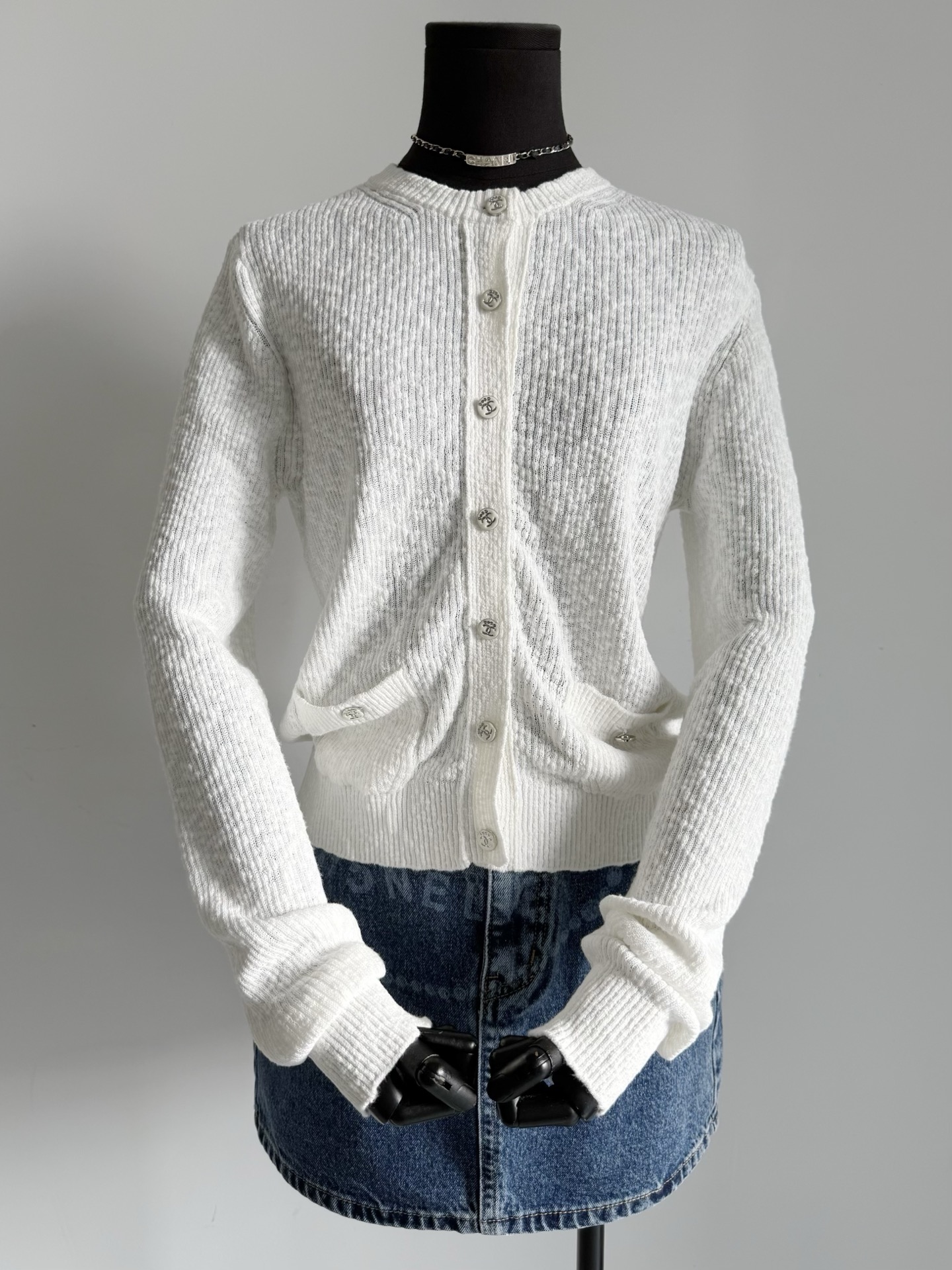 NO:495971,Coco beach thin material series cardigan real shot. The high-end feeling of the shadow is like a shadow. This wool material has been waiting for a long time. It truly restores the essence of grain, thin but not transparent. Many thickened versions on the market are recommended to collect it with a vest and better match, alexander wang19860909coco beach薄料系列开衫实拍 若影若现的高级感拿捏 这个毛料等了很久很久 真正还原颗粒感精髓,薄而不透 市面很多家出的加厚版本 推荐和背心一起收更好搭,,alexander wang,Women's clothing