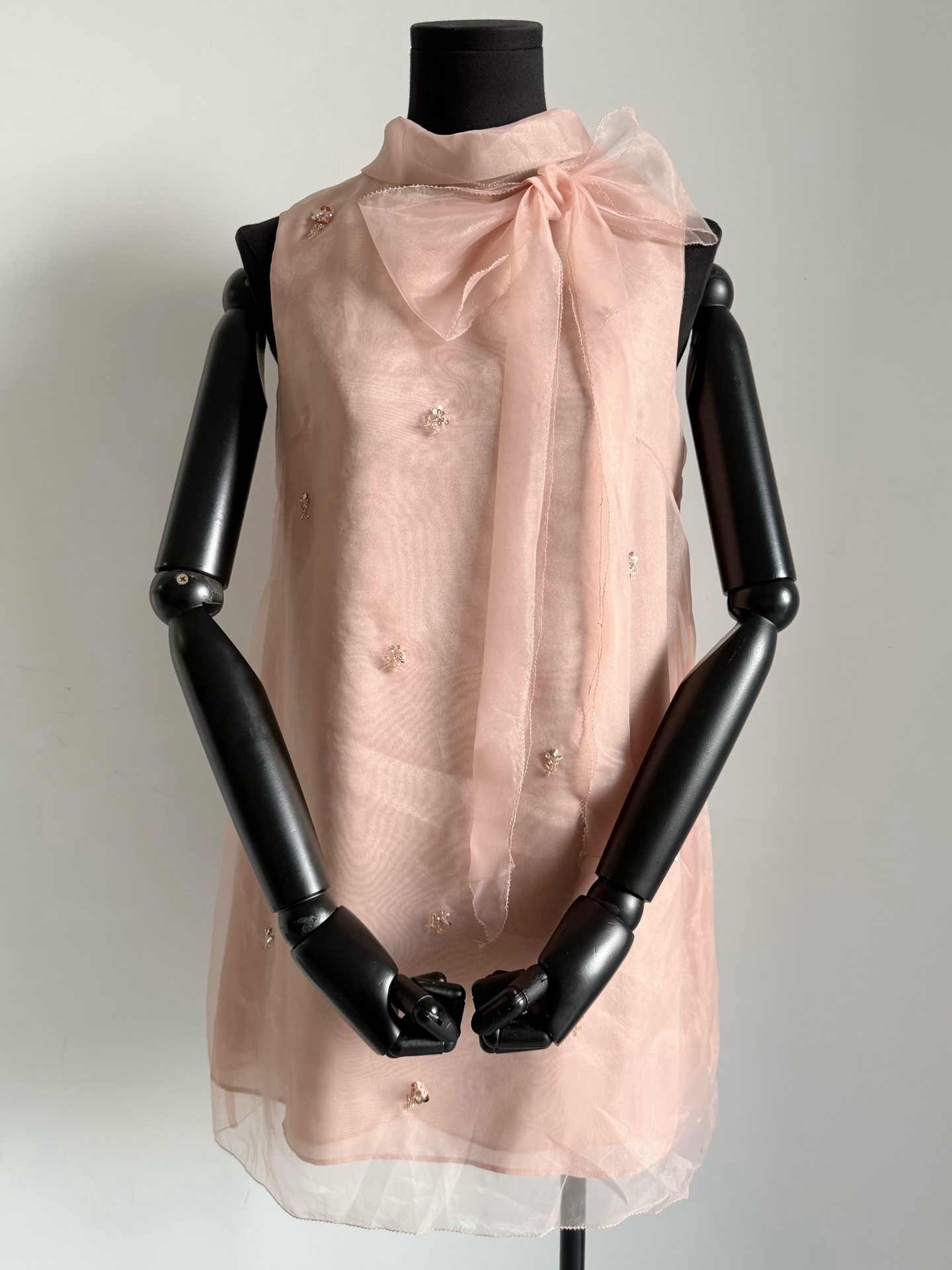 NO:747771,ZY Zhuoya VIP limited series fairy skirt. I can’t imagine how beautiful this one is. The real picture is enough to plant grass. Made of double layers of custom-made low-saturation fiber fabrics. The hazy texture is fairy-like. Plus the hand-sewn full-diamond flowers, the whole piece is a walking fairy skirt. Small stand-up collar + bow. The whole body H-shaped is more youthful. The full size stock is always adding orders,,skirts,19860909ZY卓雅vip限定系列仙女裙 这一件不敢想象上身有多美 ~~ 实拍图已经足够种草 定制低饱和度纤维面料双层制作 朦胧的质感仙里仙气 加上人工纯手工缝制的满钻小花 整件就是行走的仙女裙 小立领+蝴蝶结 通体H型更加减龄少女 全码现货一直都在加单,,skirts,,Women's clothing