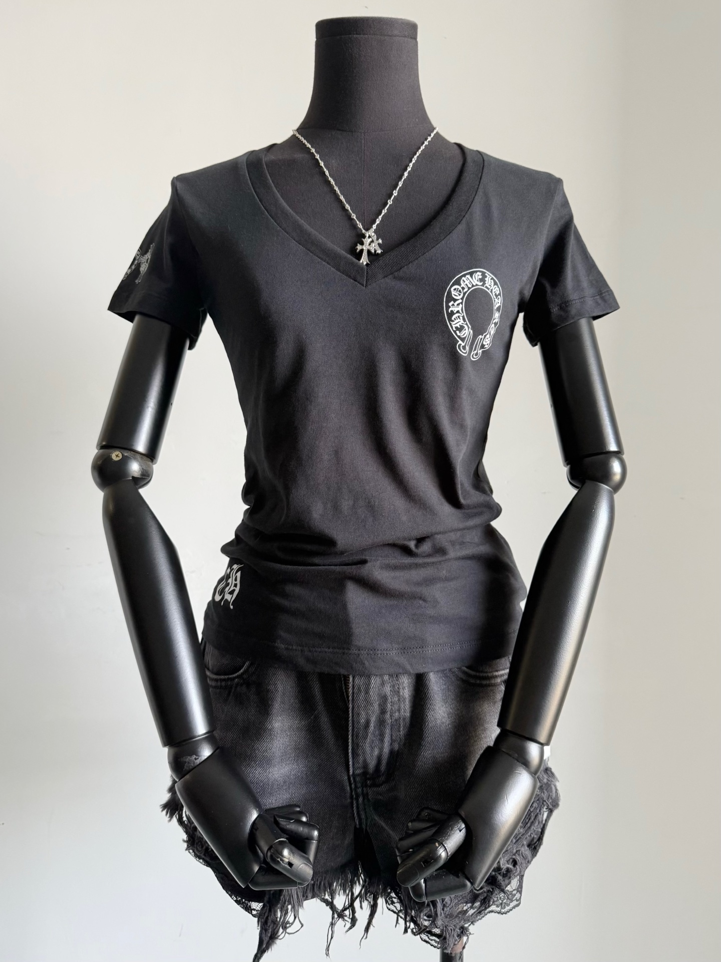 NO:471084,The entire series has been purchased and developed without any ambiguity. Even similar models need to be bought because the details are different ~~ Paris limited horseshoe string label is really not greasy, worth savoring. Ultra-thin pure cotton fabric is suitable for close body, slim and straight shoulder beautification ratio, Renren comic body figure, classic black and white colors are included in stock, alexander wang19860909全系列都有买入开发,毫不含糊 即使是相似的款也要买入 因为细节都是不一样的 ~~ 巴黎限定款马蹄串标 真的百看不腻,值得细细品味 超轻薄的纯棉面料适合贴身 修身正肩美化比例,人人漫画身材 经典黑白两色现货入,,alexander wang,Women's clothing