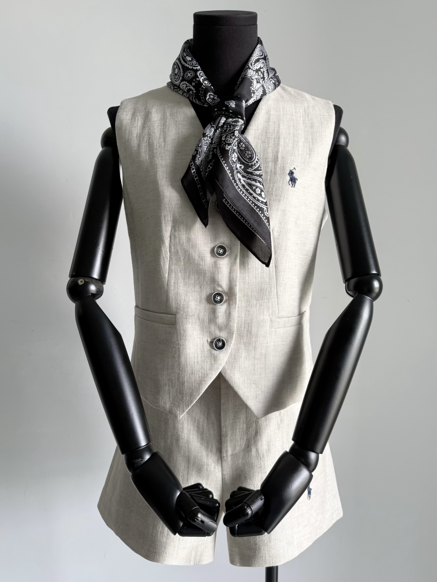 NO:471077,Send a matching scarf when you place an order. Sell a set of exquisite old money suits with one less set. You can't get the spot when you are slow!! Dingwoven light khaki linen fabric with pure cotton sweat-absorbing lining, which can be worn close to the body without tying. It is the very few linen suits on the market that take into account comfort. Fine embroidered logo. The combination of vests and shorts can be casual/elegant. The old money style that integrates the daily life is expensive. Shorts, alexander wang19860909下单就送搭配的丝巾 卖一套少一套的精品老钱套装 手慢真的抢不到现货 !! 定织定染浅卡其亚麻面料 设有纯棉吸汗内衬,可贴身穿不扎 是市面上极少数兼顾舒适的亚麻套装. 精细刺绣小logo 马甲+短裤的搭配可休闲/可优雅 融入日常的老钱风谁穿谁贵,,shorts,alexander wang,Women's clothing