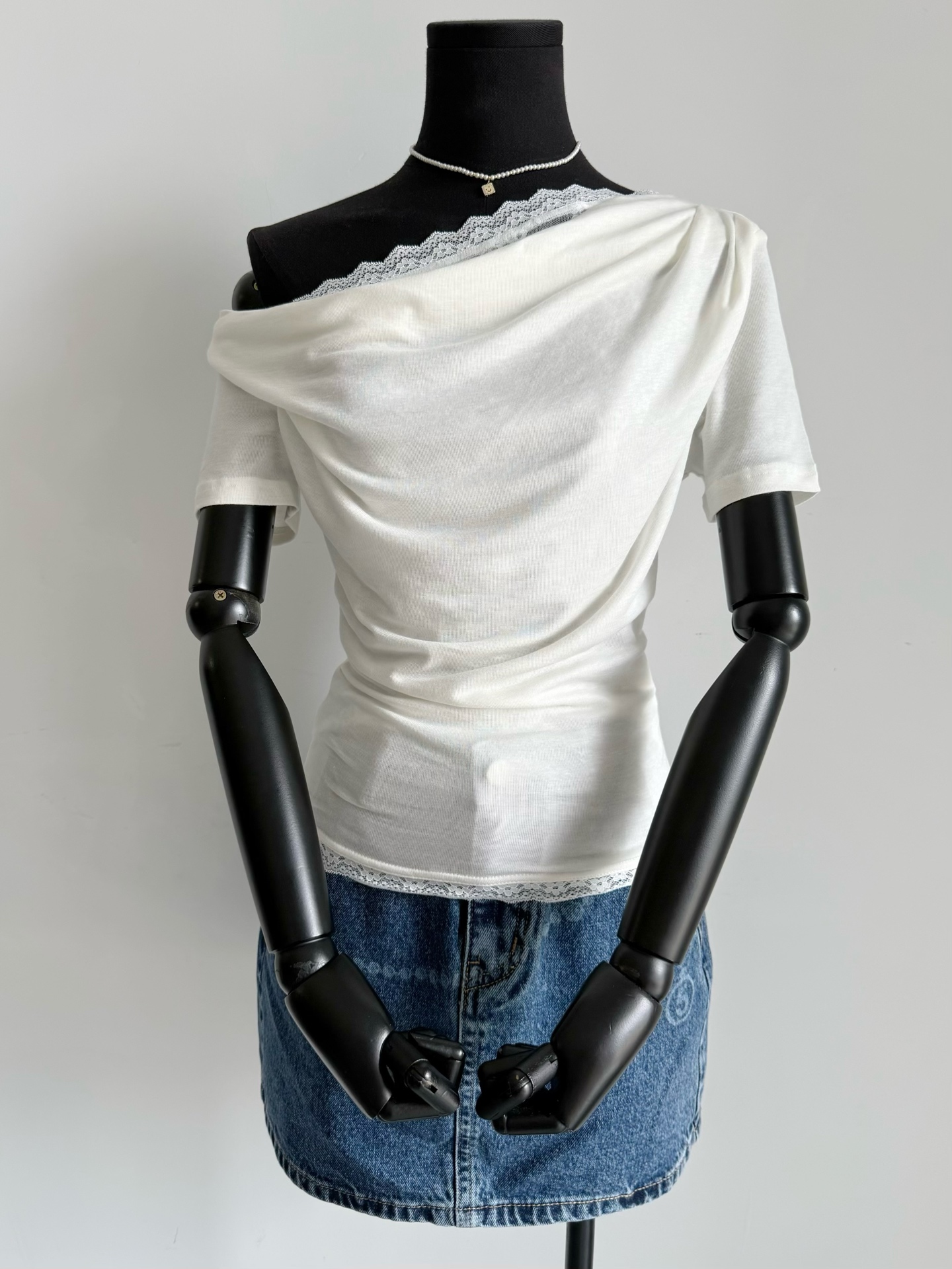 NO:485337,A piece of tee that cannot be described in simple words has appeared. Although everyone is special offer, we still insist on launching new products ~~ Customized ultra-light and thin tiny fabric spliced ​​lace imported water-soluble lace soft and skin-friendly. Suitable for close-fitting wear. A one-length collar and oblique shoulders, and a variety of ways to wear to meet the needs of different styles. Alexander wang19860909无法用简单语言形容的一件tee 本季最爱的一件单品出现了 虽然大家都在特价 我们仍然坚持出新品 ~~ 定制超轻薄天丝面料拼接蕾丝 进口水溶蕾丝柔软亲肤 适合贴身穿着 可一字领可斜肩,多种穿法 满足不同风格穿搭需求,,alexander wang,Women's clothing