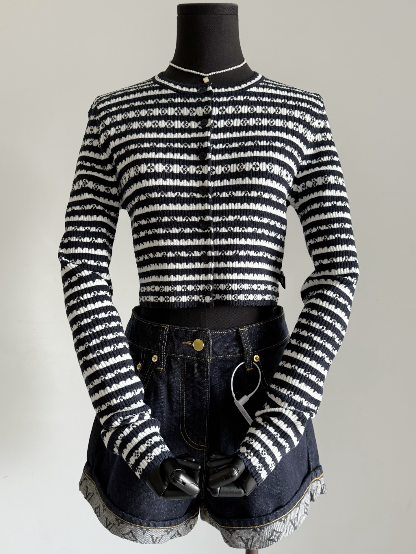 NO:494486,The first donkey cardigan in early autumn must be this light striped knitted shirt ~ The current temperature is a must in the air-conditioned room. You can wear it directly when autumn comes. The fixed knitted and dyed super soft wool black and white wool. The stripes are finely weaved and adjusted repeatedly. Including the splicing details of the front and rear cut pieces, it is elastic and slim and does not show flesh. The details of the small buttons are also made., louis vuitton, alexander wang19860909早秋的第一件驴开衫 必定是这款轻薄条纹针织小衫 ~ 当下温度在空调房里是刚需 入秋了可以直接穿上 定织定染超柔软绵羊毛黑白毛料 对版条纹精细织造,反复调整 包括前后裁片的拼接细节 富有弹力修身不显肉 小扣子的细节也做足了,,louis vuitton,alexander wang,Women's clothing