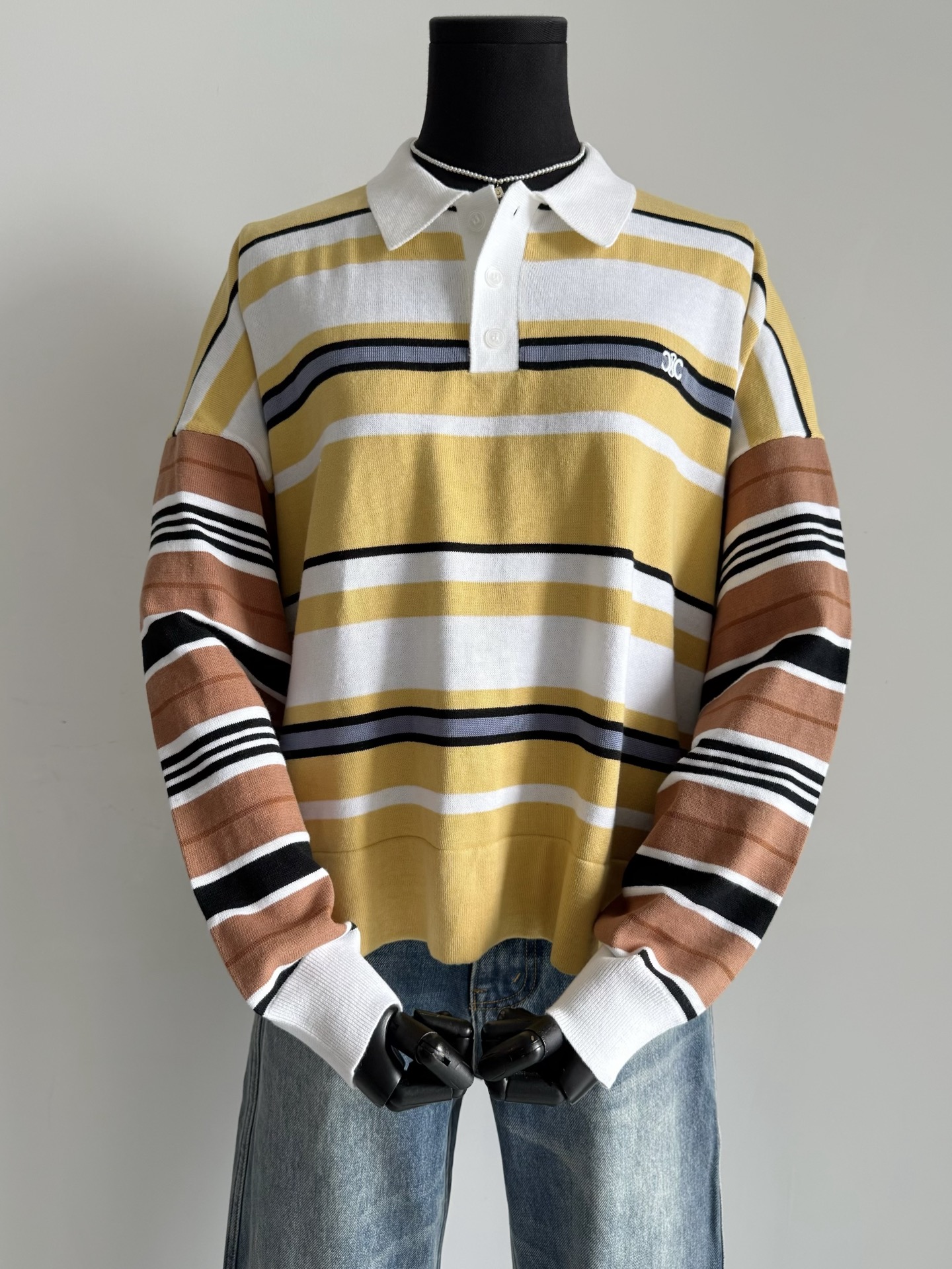 NO:477058,Some early autumn series have begun to be stocked. Now it is the first batch of good products in the best time~~ Celin's thin sweater. At first glance, it looks like a long-sleeved tee, but it is actually a sweater. It is so soft and textured, it is really not simple. The material for the silhouette and shoulder-falling design is huge. There is no limit on the figure and skin tone. You can match it with any pair of jeans, celine, jeans, alexander wang19860909部分早秋系列已经开始入库 现在入手是zui佳时期首批好货~~ celin这款轻薄针织衫 乍看以为是长袖tee,实则是针织衫 做到如此柔软有质感,真不简单 廓形落肩设计用料巨大 对身材不设限,肤色不设限 随便抓条牛仔裤都能搭,,celine,jeans,alexander wang,Women's clothing