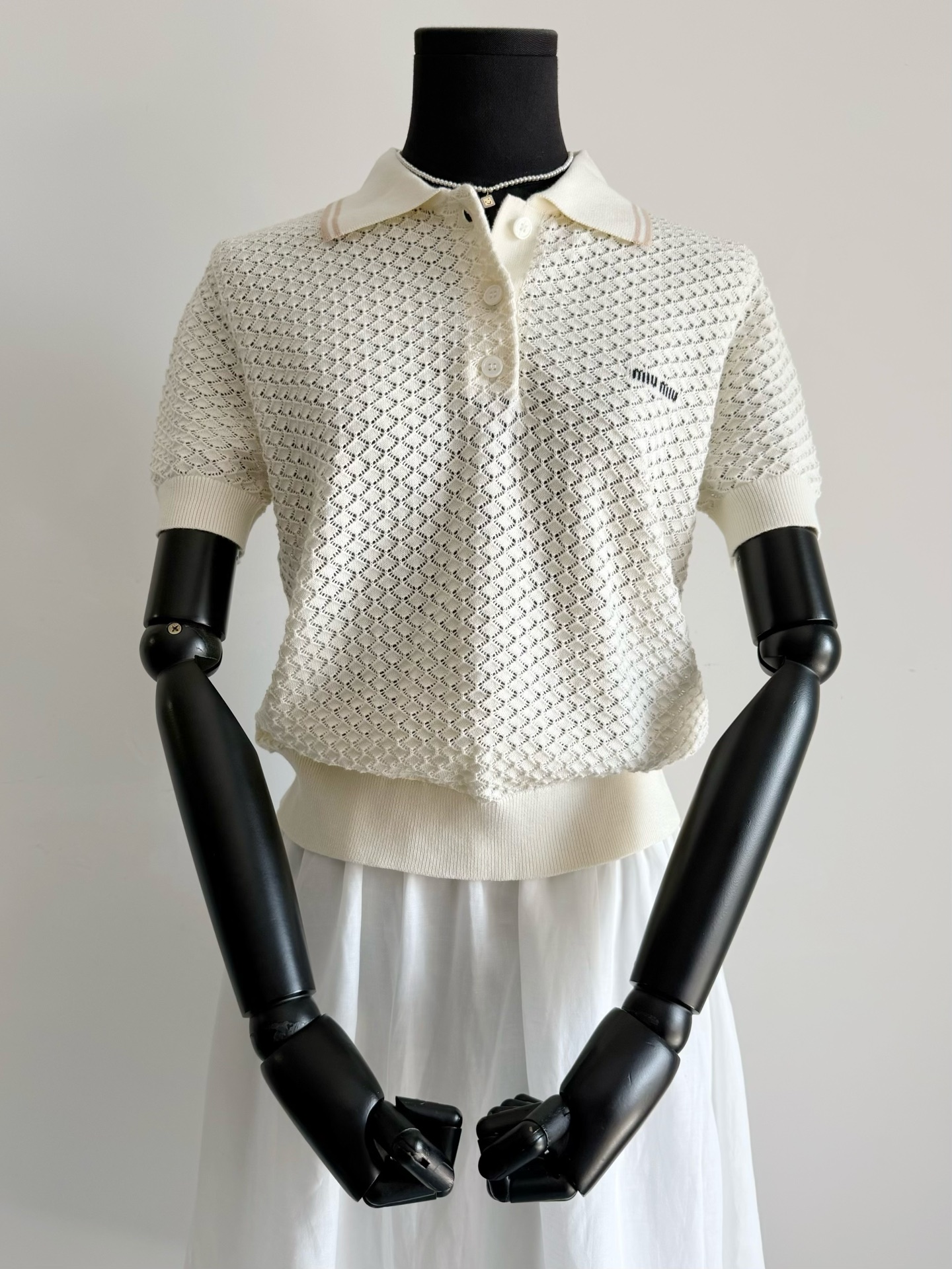 NO:481548,The simpler the better. You can easily wear knitted short sleeves for three or five summers. It depends on the production of Miu ~~ The classic knitted polo shirt that is not greasy this year. The color scheme of this year is more advanced and gentle. Dingdao Dingdao Rice and Apricot color soft wool hollow woven, rich in elasticity and sweat. It can be matched with a series of pleated skirts. It is elegant and charming while reducing age. Miumiu, skirts, T-shirt, alexander wang19860909越简单越好穿 可以轻松穿三五个夏季的针织短袖 还是得看miu的出品 ~~ 穿不腻的经典针织polo衫 今年的配色更加高级温柔了 定织定染米杏色柔软毛料 镂空织造,富有弹力不闷汗 可搭配一系列的百褶裙 减龄的同时又有优雅迷人之处,,miumiu,skirts,T-shirt,alexander wang,Women's clothing