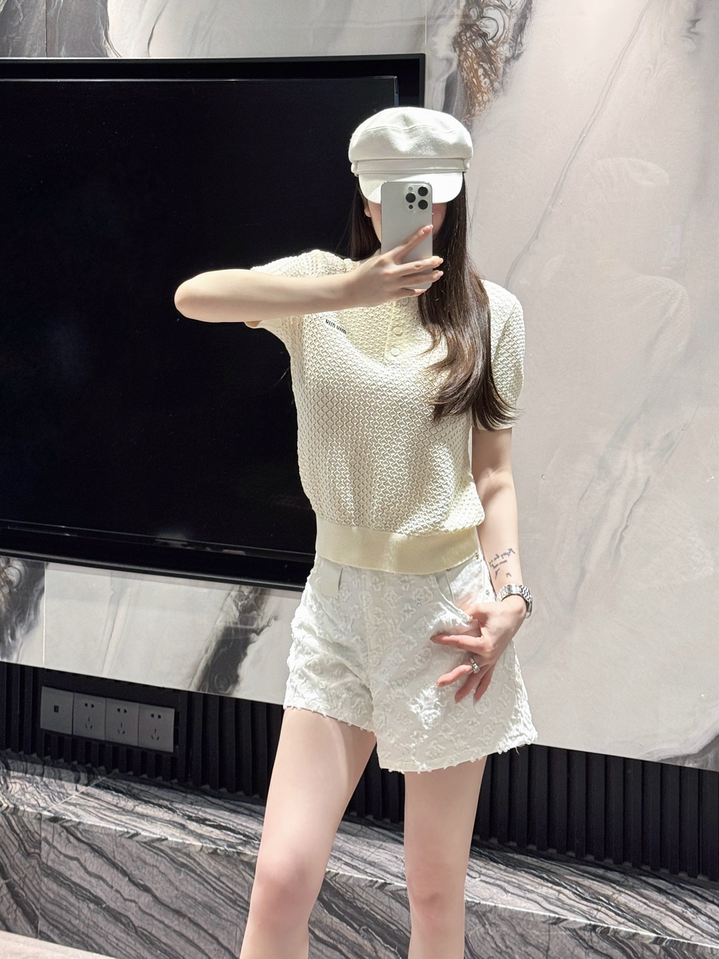 NO:481553,My own model look with 1V new denim shorts, shorts, alexander wang19860909自家模特look 搭配1V新牛仔短裤,,shorts,alexander wang,Women's clothing