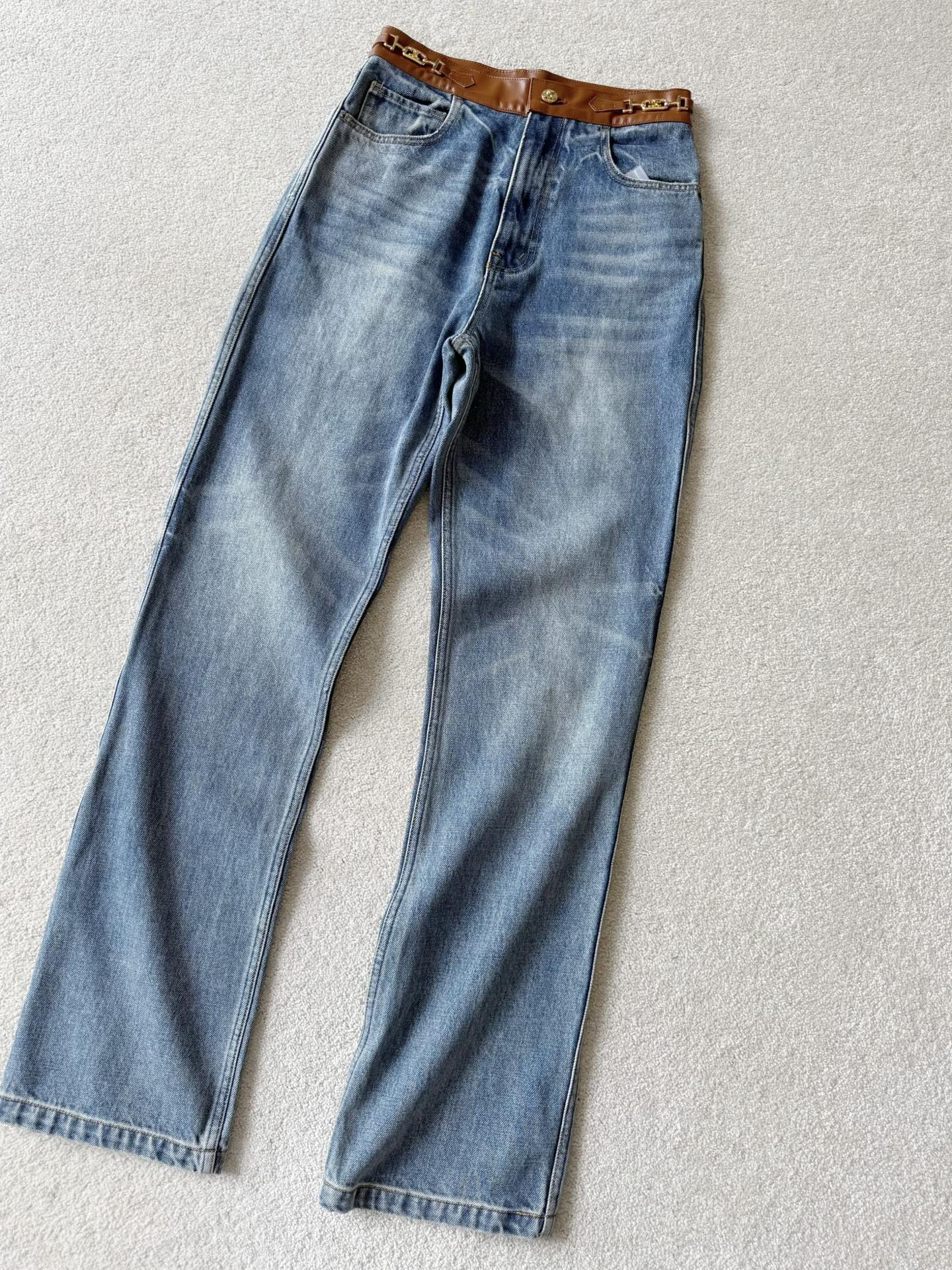 NO:544744,A pair of magic pants worthy of collection of wardrobe. There is no such thing as one of the best items this year!! It has truly achieved the texture and appearance. Through the screen, you can see the most attentiveness. Custom imported twill denim cotton is crisp and stylish, more durable than ordinary denim. Custom imported real leather fabric. Khaki + pure black. Custom solid Arc de Triomphe hardware. The pants are worthy of the king level. If you know, alexander wang19860909值得衣橱狠狠收藏的一条神裤 ce今年zui佳单品没有之一 !! 真正做到了质感和颜值拉满 隔着屏幕,都看得到用心至极 定制进口斜纹牛仔棉 挺括有型,比普通牛仔更耐穿 定制进口真·拼皮面料 卡其色+纯黑色,定制实心凯旋门五金 裤型当之无愧的王者级别,懂的来,,alexander wang,Women's clothing