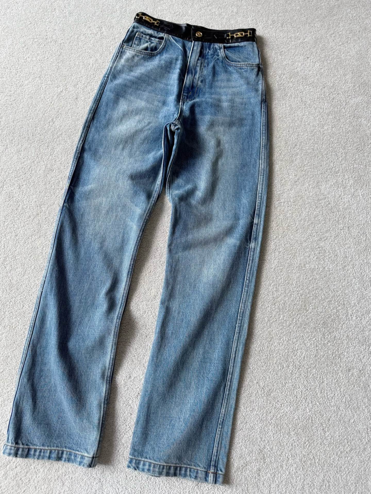 NO:544729,A pair of magic pants worthy of collection of wardrobe. There is no such thing as one of the best items this year!! It has truly achieved the texture and appearance. Through the screen, you can see the most attentiveness. Custom imported twill denim cotton is crisp and stylish, more durable than ordinary denim. Custom imported real leather fabric. Khaki + pure black. Custom solid Arc de Triomphe hardware. The pants are worthy of the king level. If you know, alexander wang19860909值得衣橱狠狠收藏的一条神裤 ce今年zui佳单品没有之一 !! 真正做到了质感和颜值拉满 隔着屏幕,都看得到用心至极 定制进口斜纹牛仔棉 挺括有型,比普通牛仔更耐穿 定制进口真·拼皮面料 卡其色+纯黑色,定制实心凯旋门五金 裤型当之无愧的王者级别,懂的来,,alexander wang,Women's clothing